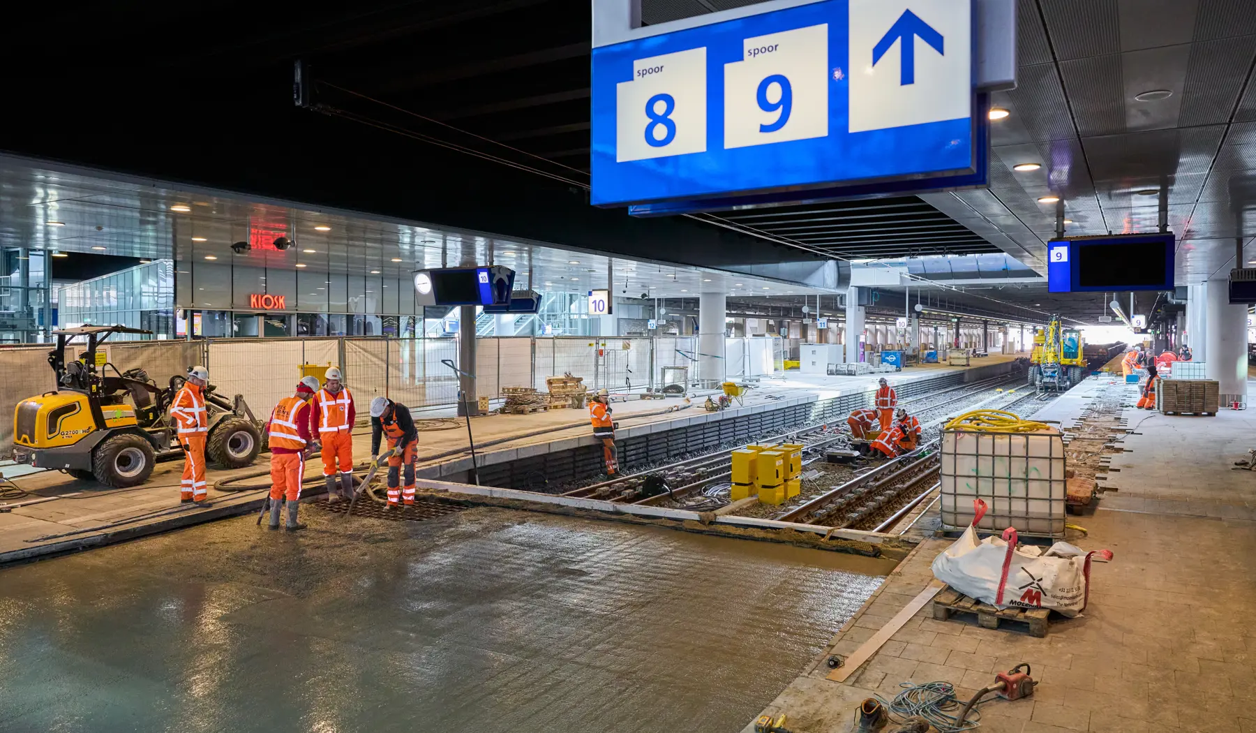 De sporen 9 en 10 deels zijn verwijderd om ruimte te maken voor een nieuw stuk stationsvloer