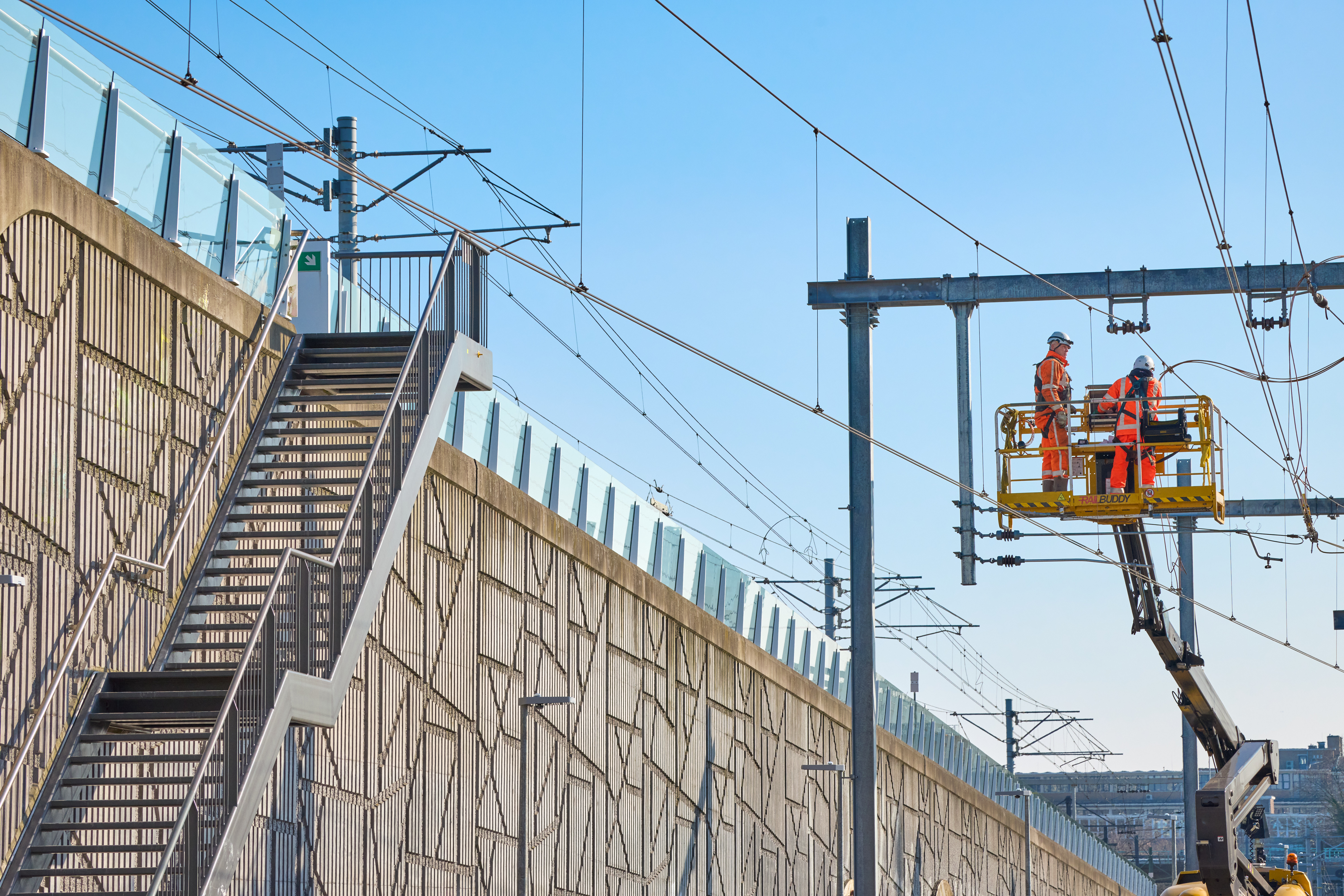 Ook de bovenleiding van de sporen 9 tot en met zijn 12 is vernieuwd