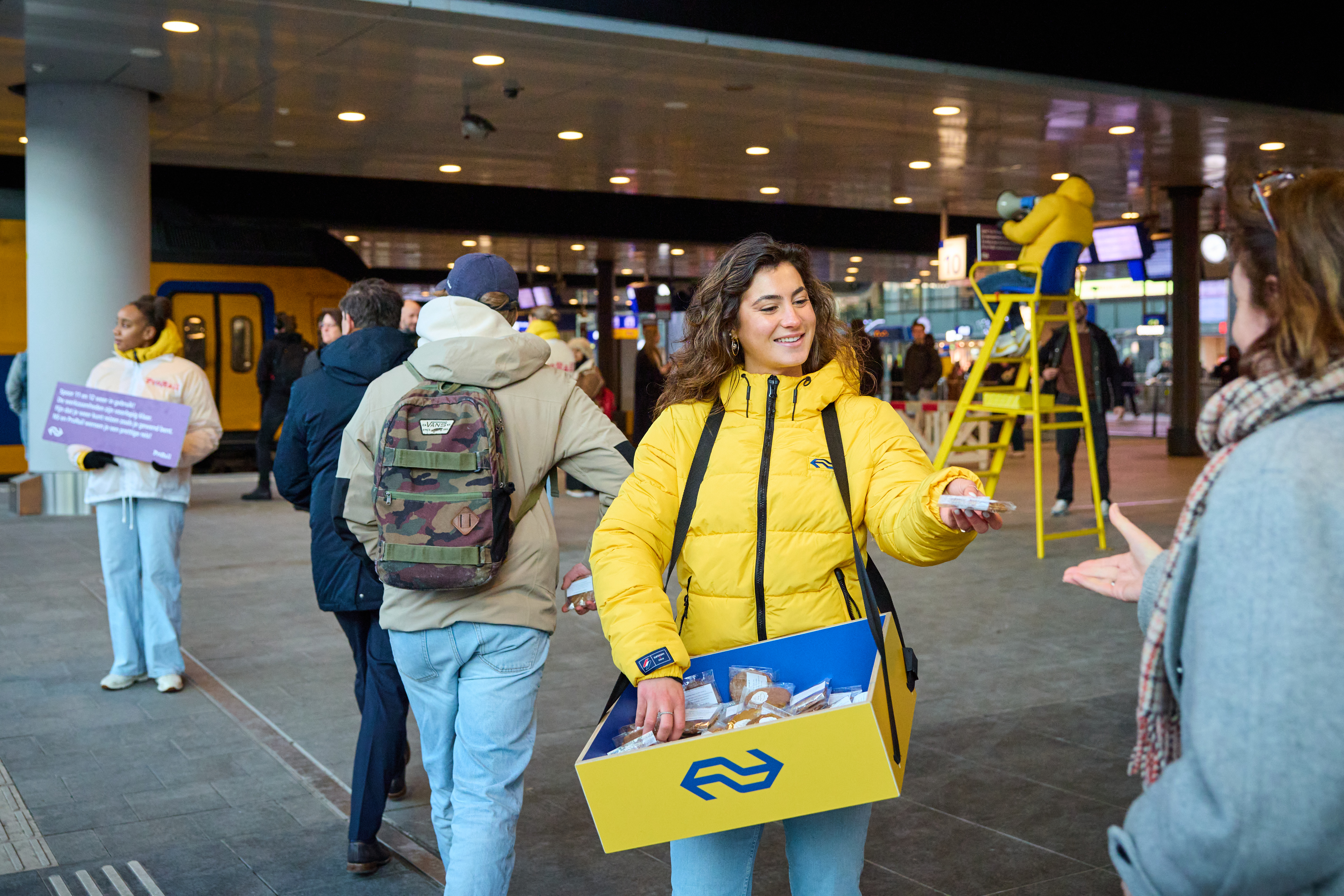 Om de ingebruikname van sporen 11 en 12 te vieren, verrasten ProRail en NS de eerste reizigers op het perron met een attentie