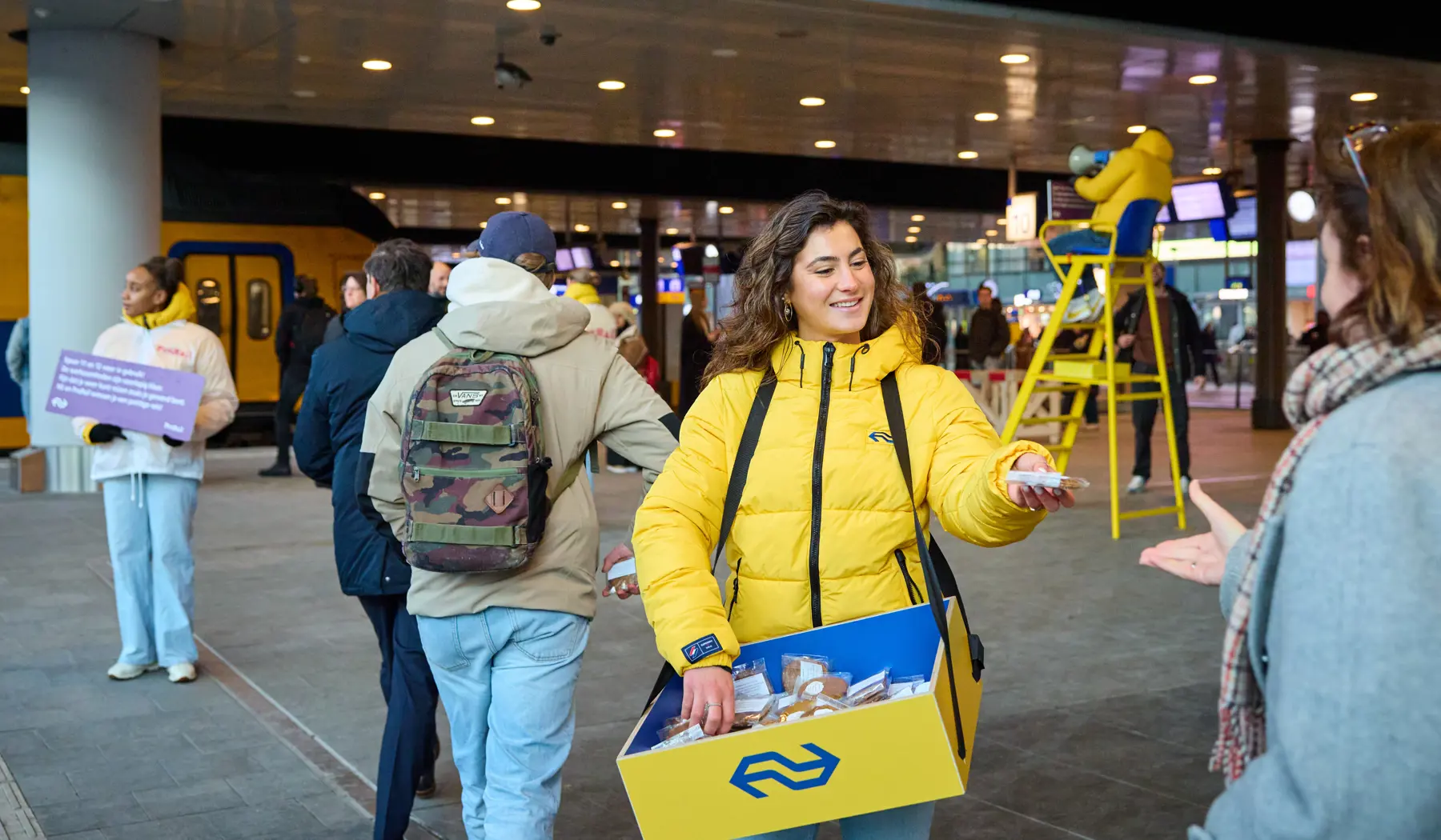 Om de ingebruikname van sporen 11 en 12 te vieren, verrasten ProRail en NS de eerste reizigers op het perron met een attentie