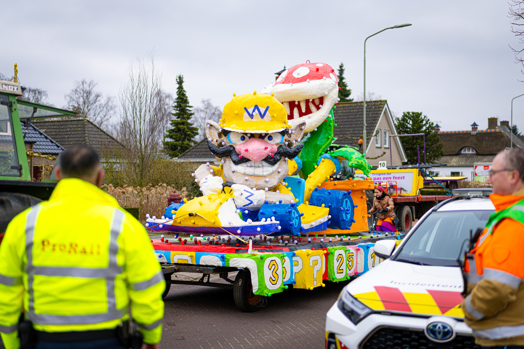 Een carnavalswagen steekt de overweg over