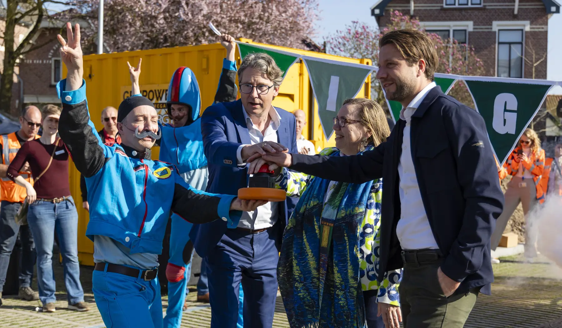 Opening fietsenstalling Geldermalsen met Dimitri Kruik (regiodirecteur ProRail), Jacoline Hartman (wethouder gemeente West Betuwe) en Jimmy Groot (vastgoedontwikkelaar Dura Vermeer).
