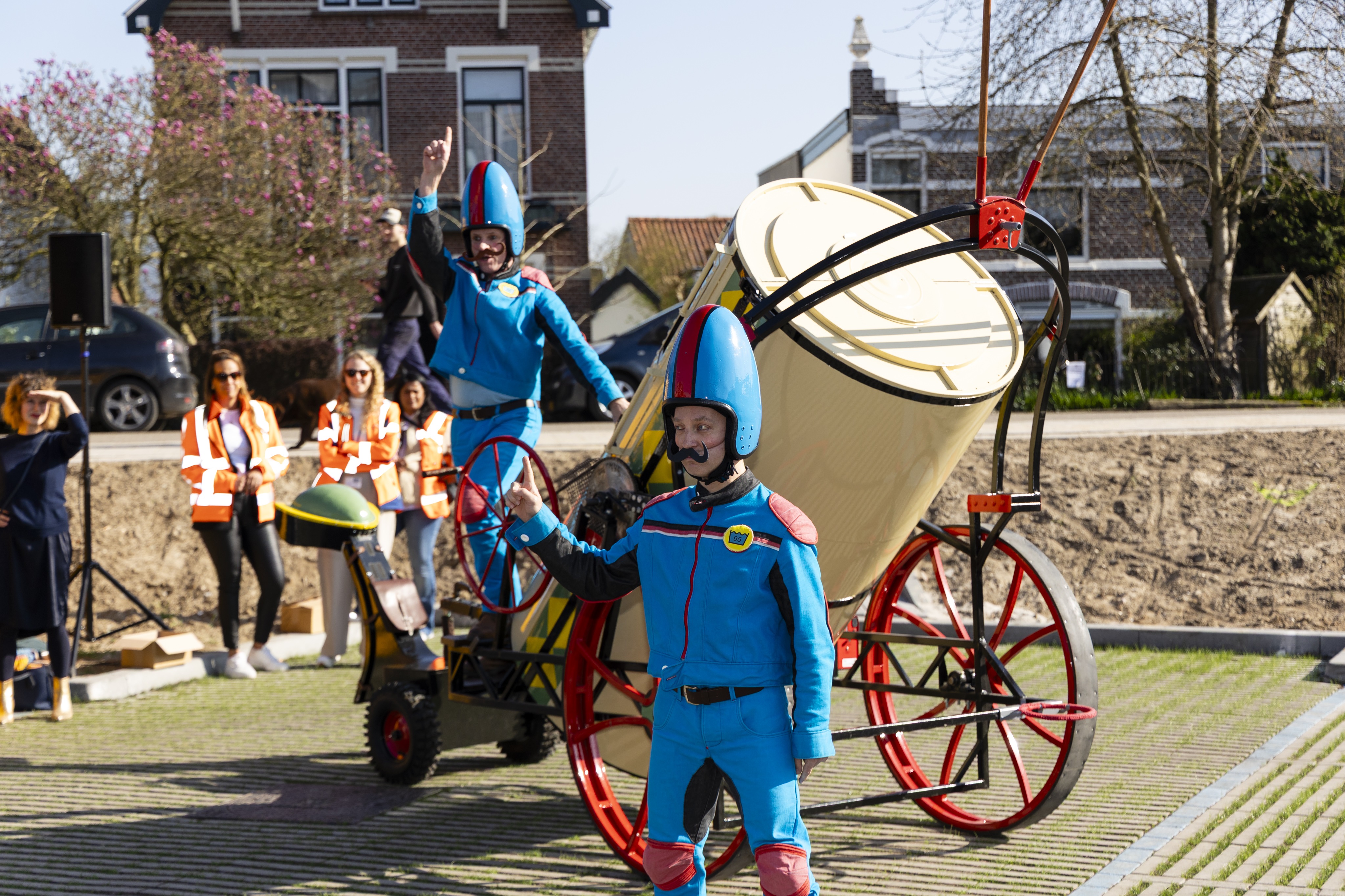 Acteurs van Ahaah treden op bij de opening