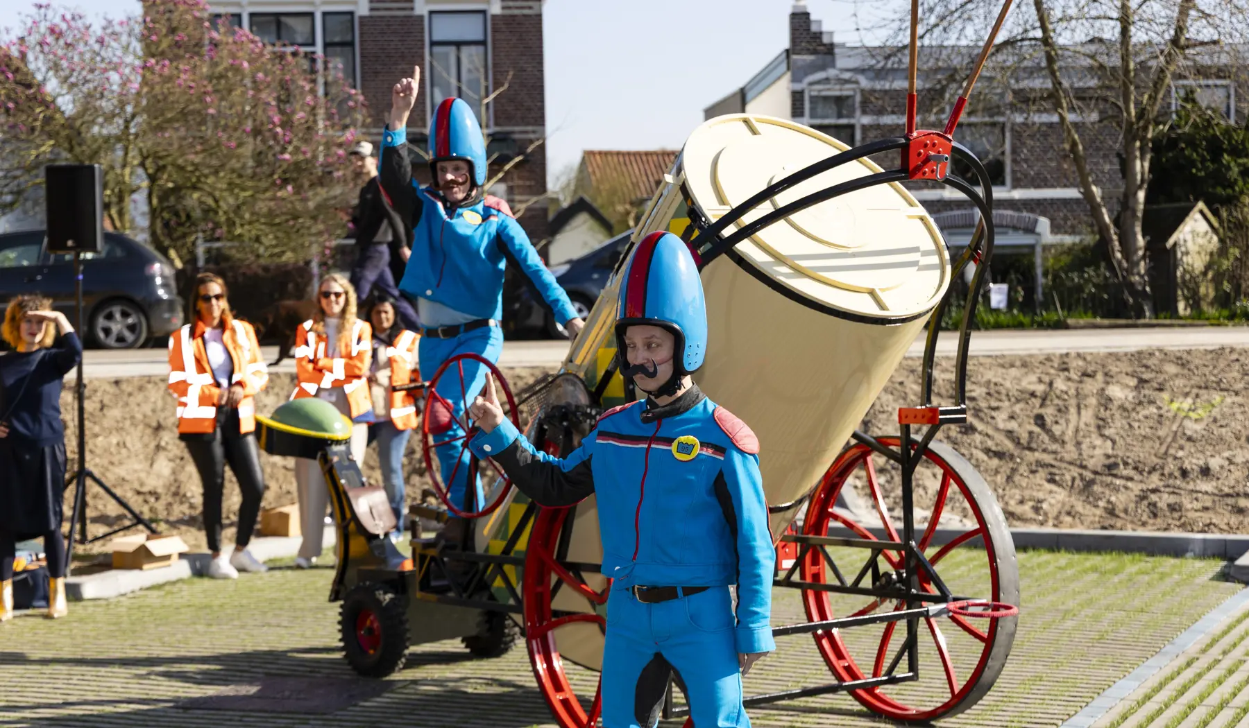 Acteurs van Ahaah treden op bij de opening