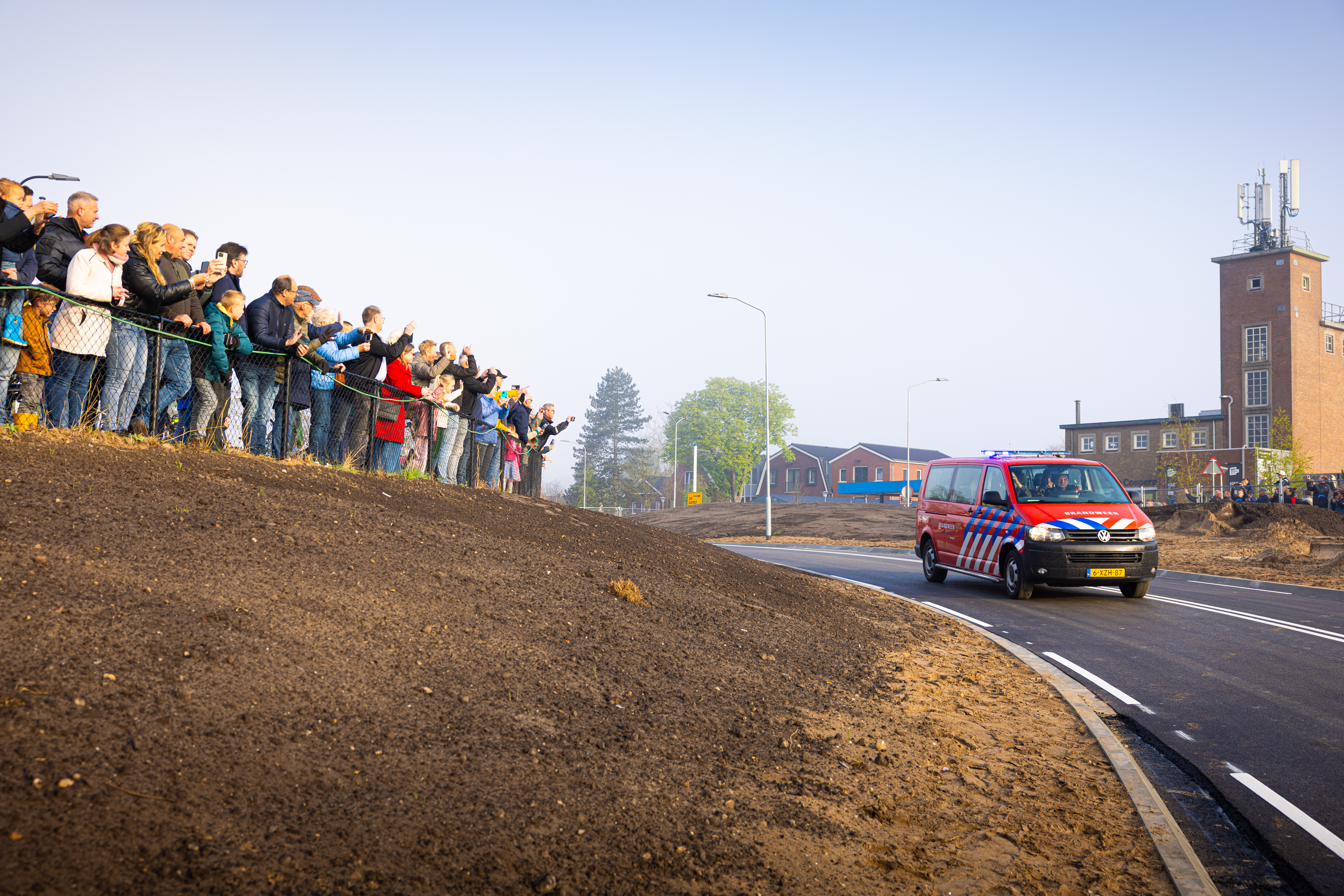 Brandweerwagens reden onder grote publieke belangstelling over de nieuwe weg