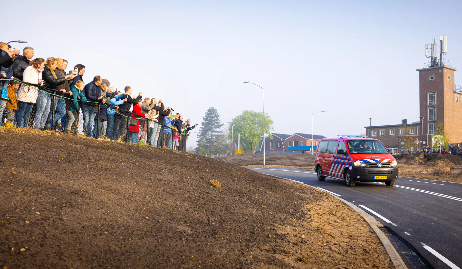 Brandweerwagens reden onder grote publieke belangstelling over de nieuwe weg