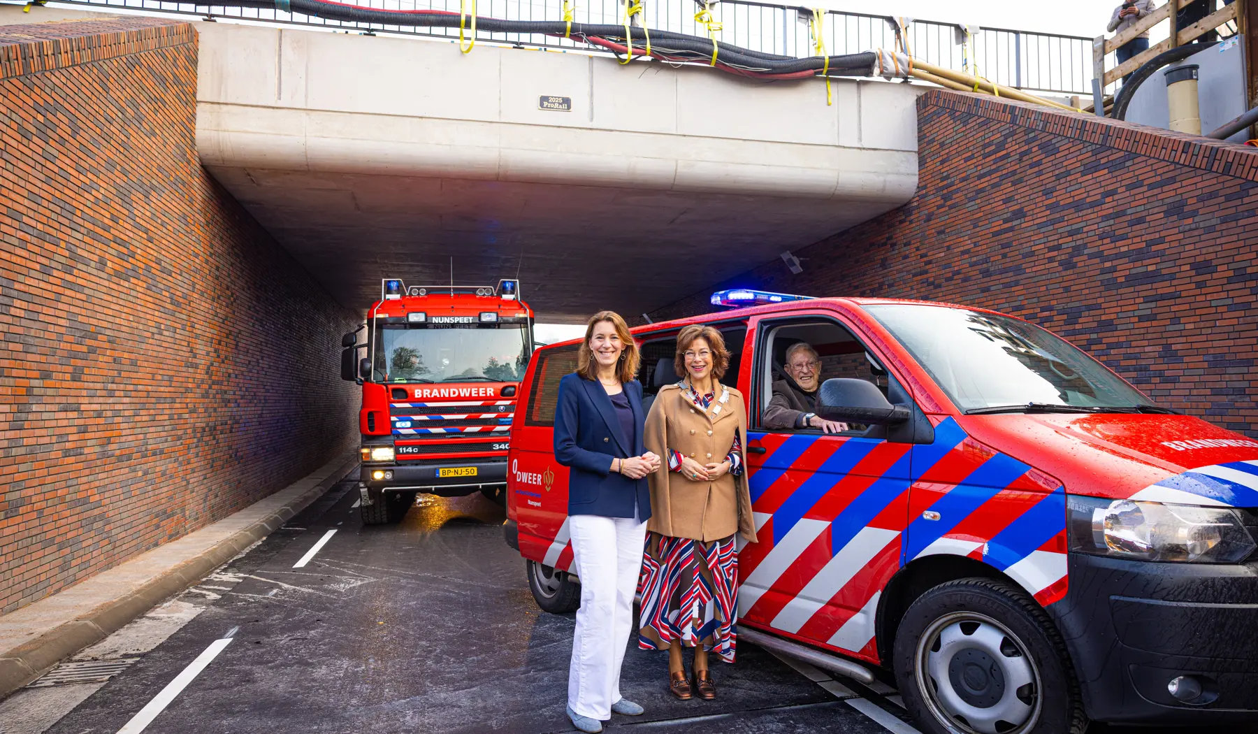 Burgemeester Céline Blom en regiodirecteur Danou Veenhof bij de nieuwe onderdoorgang