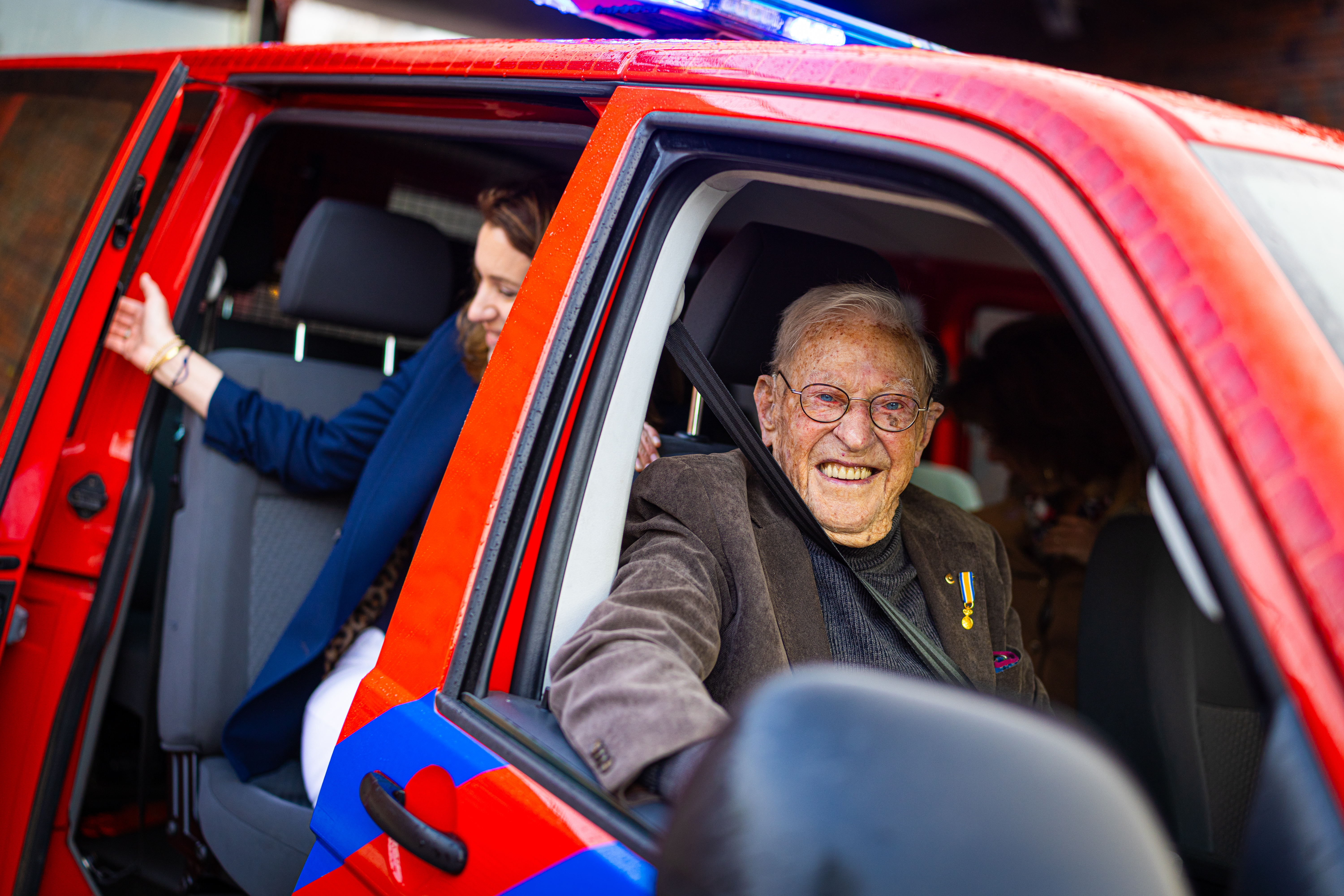 De 102-jarige Henk Prins mocht als eerste gebruikmaken van de onderdoorgang