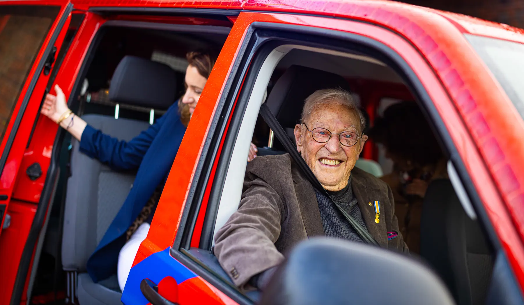 De 102-jarige Henk Prins mocht als eerste gebruikmaken van de onderdoorgang