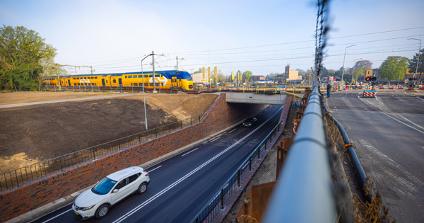 Eerste auto's door nieuwe onderdoorgang Nunspeet | ProRail