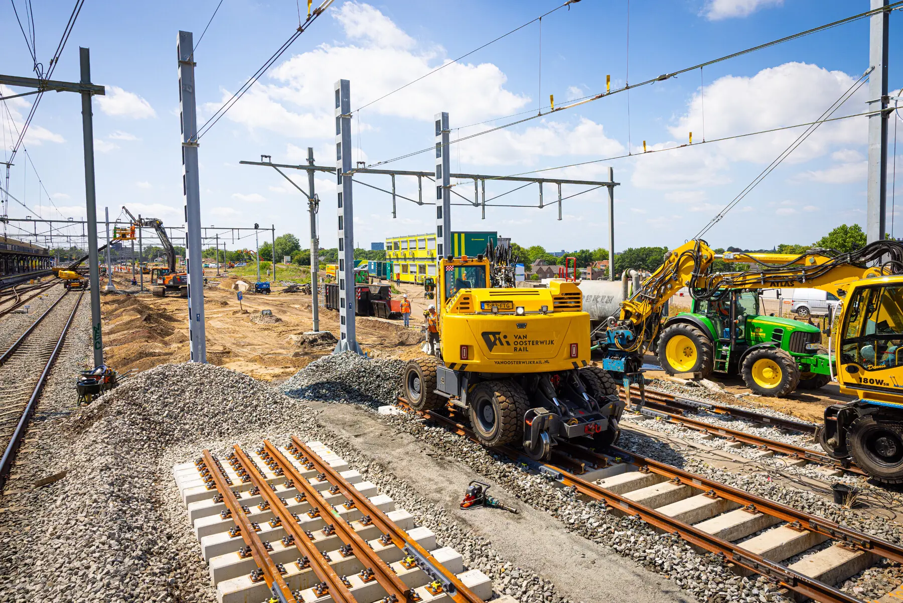 Er is een werkspoor aangelegd om het aan- en afvoeren van materialen zoveel mogelijk per trein te kunnen doen