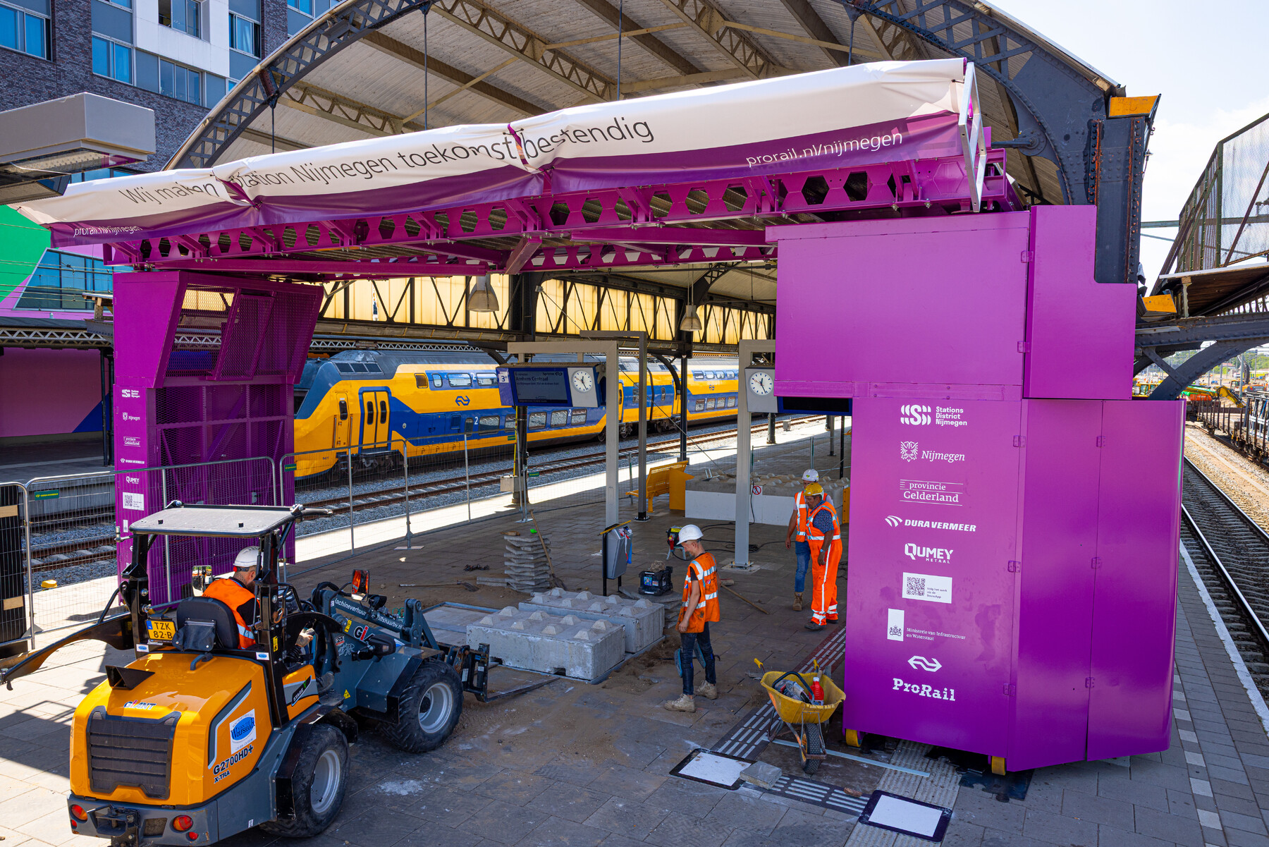 Dankzij het werkplatform onder de perronkap is het mogelijk aan de perronkap te werken zonder hinder voor reizigers