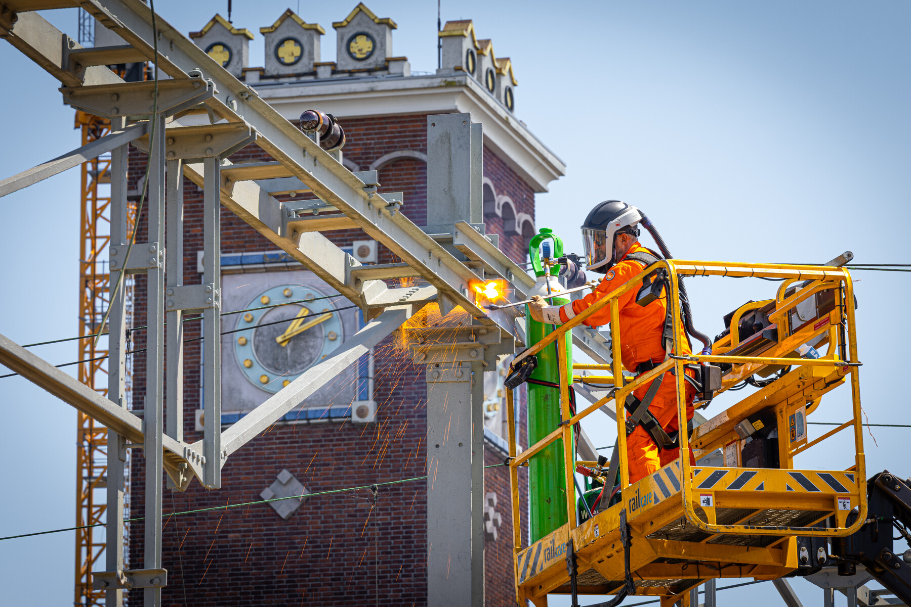 Bovenleiding is verwijderd en aangepast naar de nieuwe tijdelijke situatie