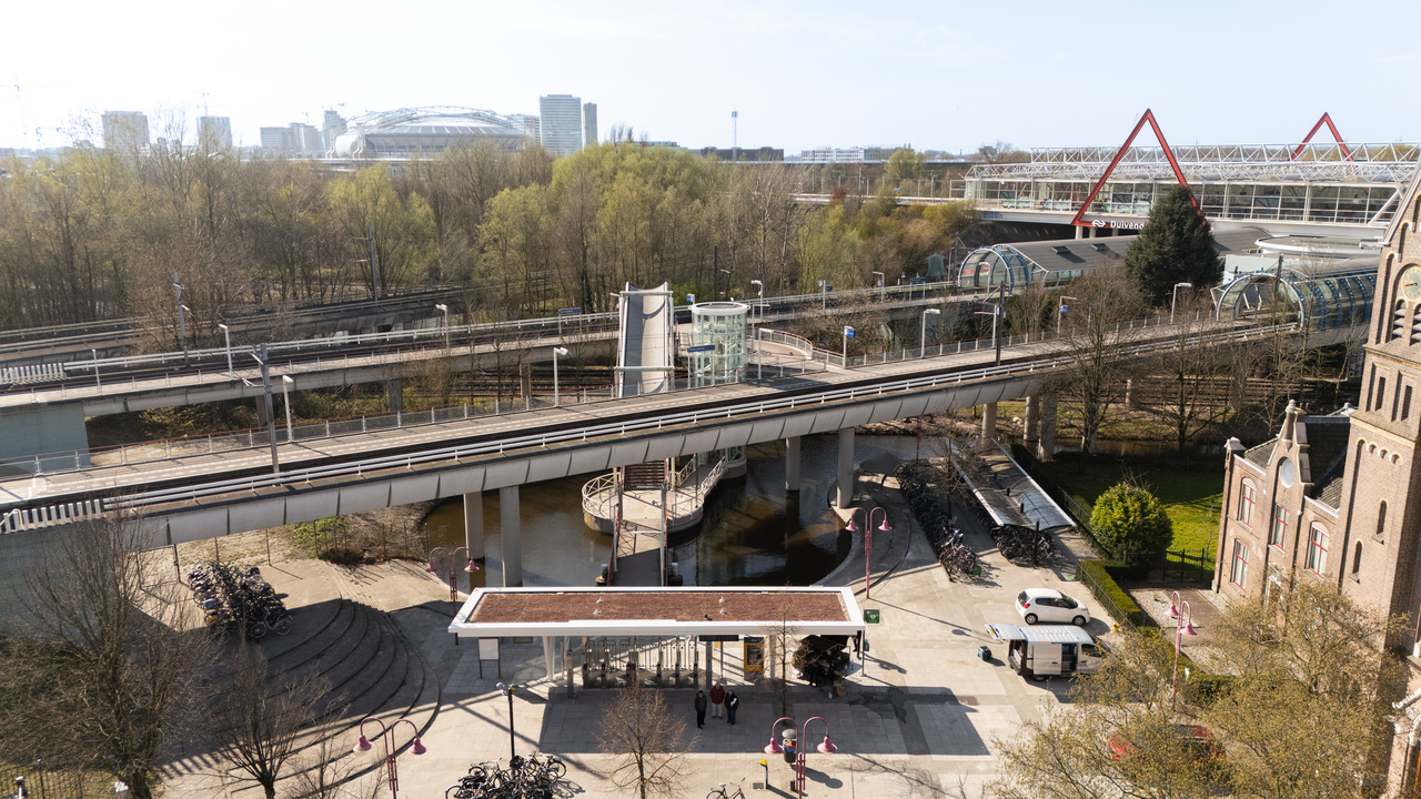 ProRail werkt aan het spoor bij station Duivendrecht