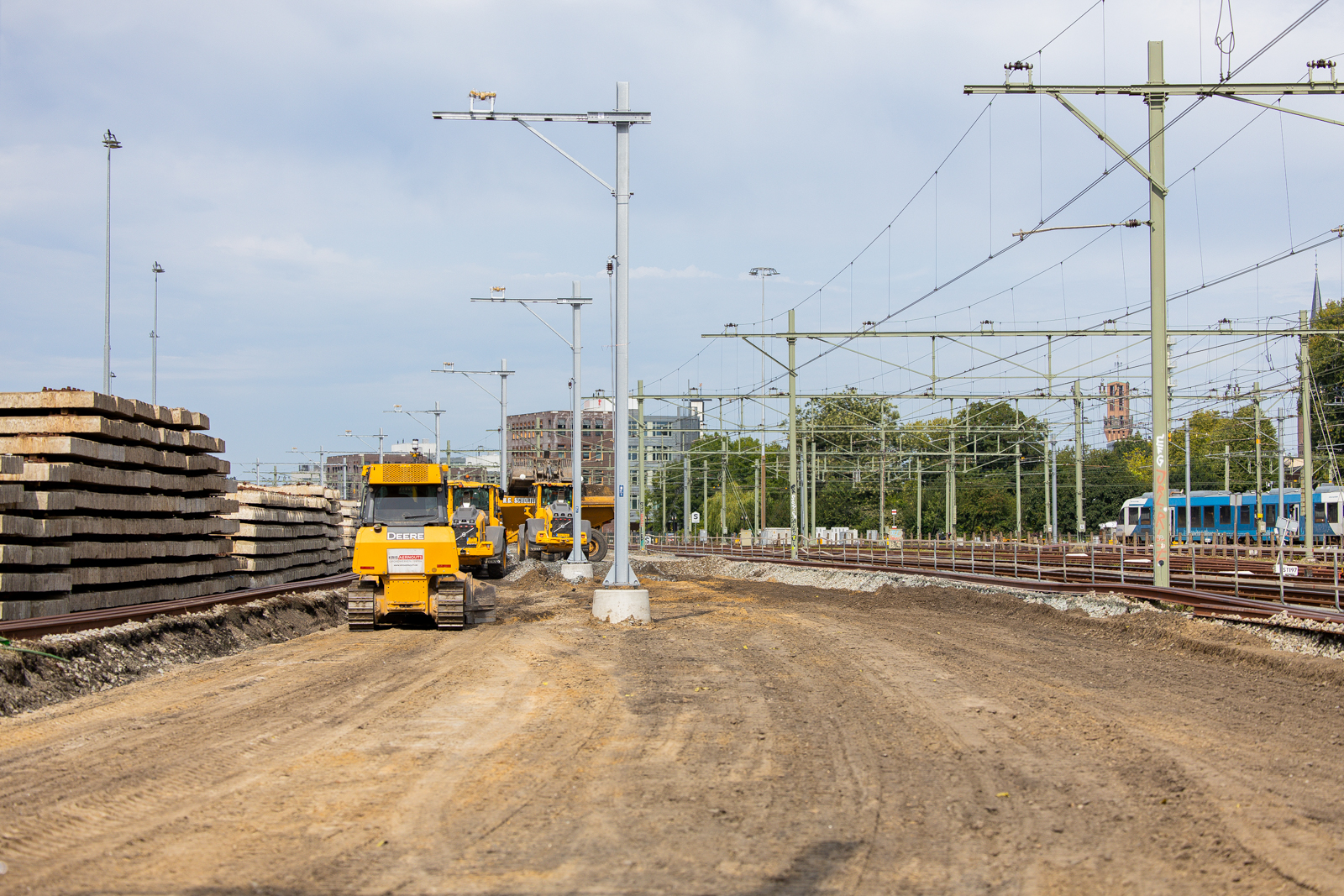 Sommige sporen krijgen een nieuwe plek, de bovenleidingsportalen zijn al geplaatst
