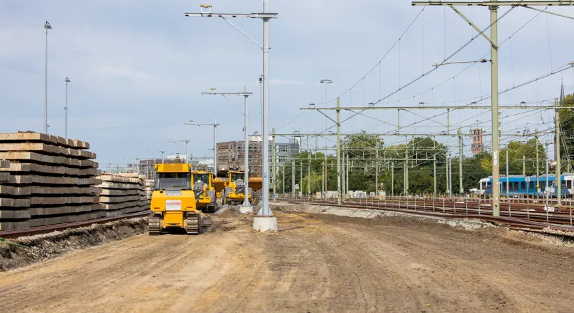 Sommige sporen krijgen een nieuwe plek, de bovenleidingsportalen zijn al geplaatst