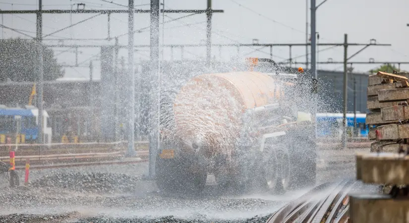 Om stofvorming te beperken, spuiten we de ballast nat
