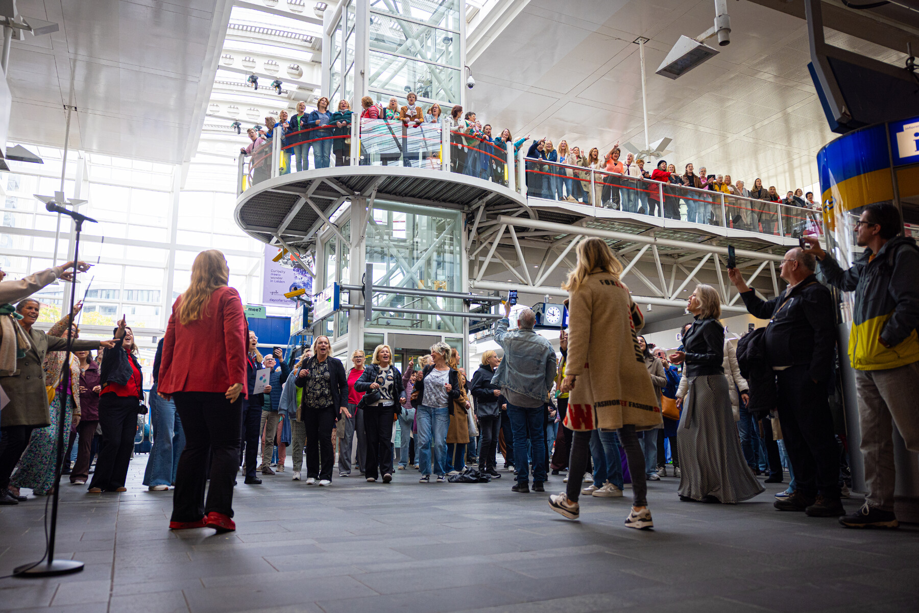 Bij de aftrap van de Week tegen Eenzaamheid op station Leiden verzorgde een koor een flashmob. Reizigers zongen mee