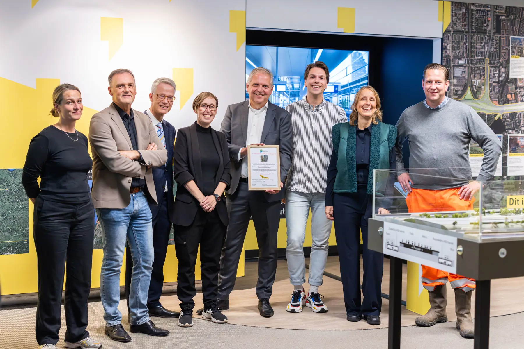 Hier neemt Hans Ruijter, programmadirecteur Zuidasdok, namens het gehele projectteam de prijs in ontvangst