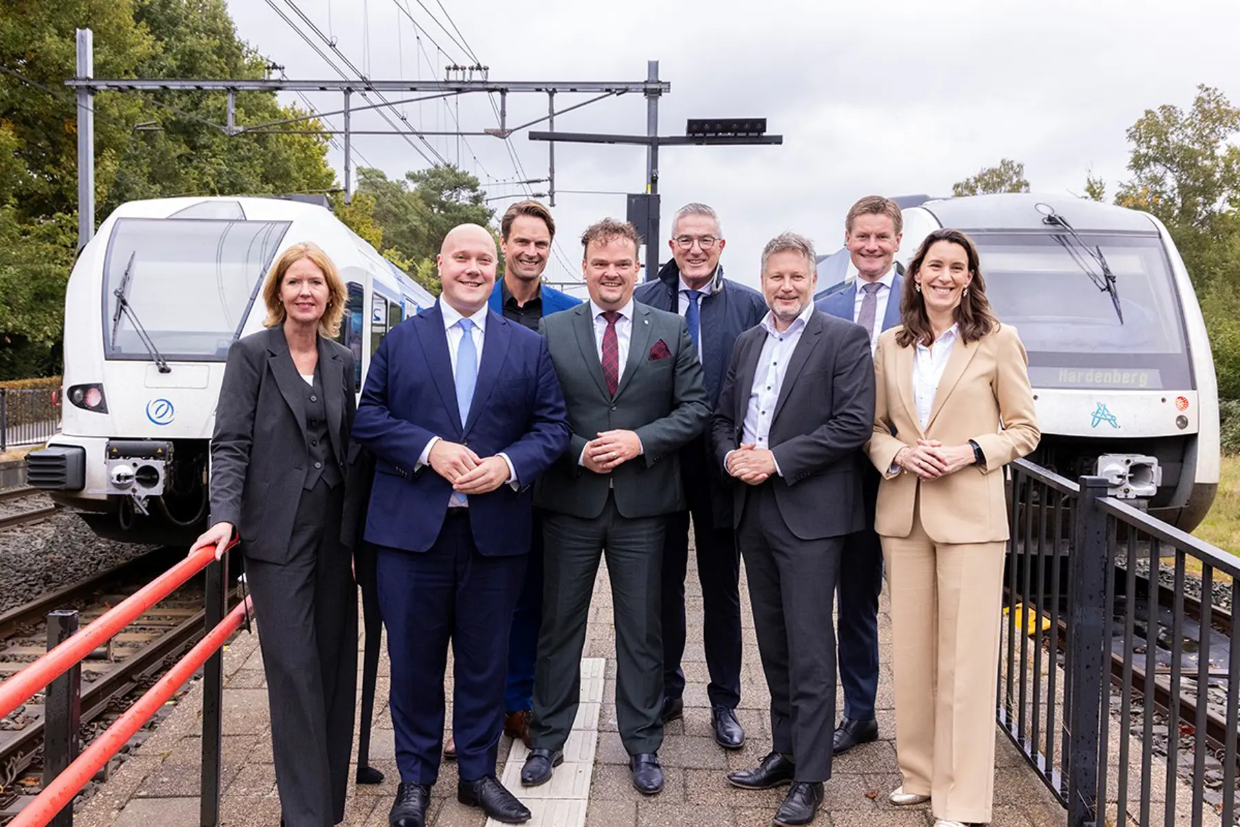 De aanwezige bestuurders vierden de ondertekening op station Mariënberg