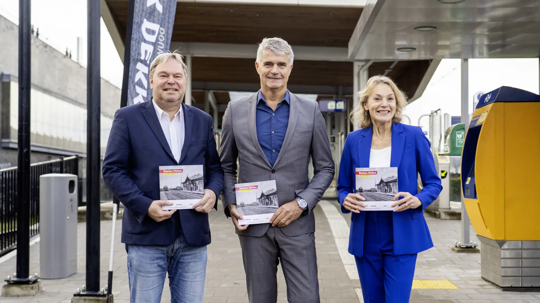 Wethouder Heiloo Rob Opdam, directeur Ron Oudeman (K_Dekker) en directeur Stations Karen ten Boome (ProRail) met het fotoboekje over het bouwproces