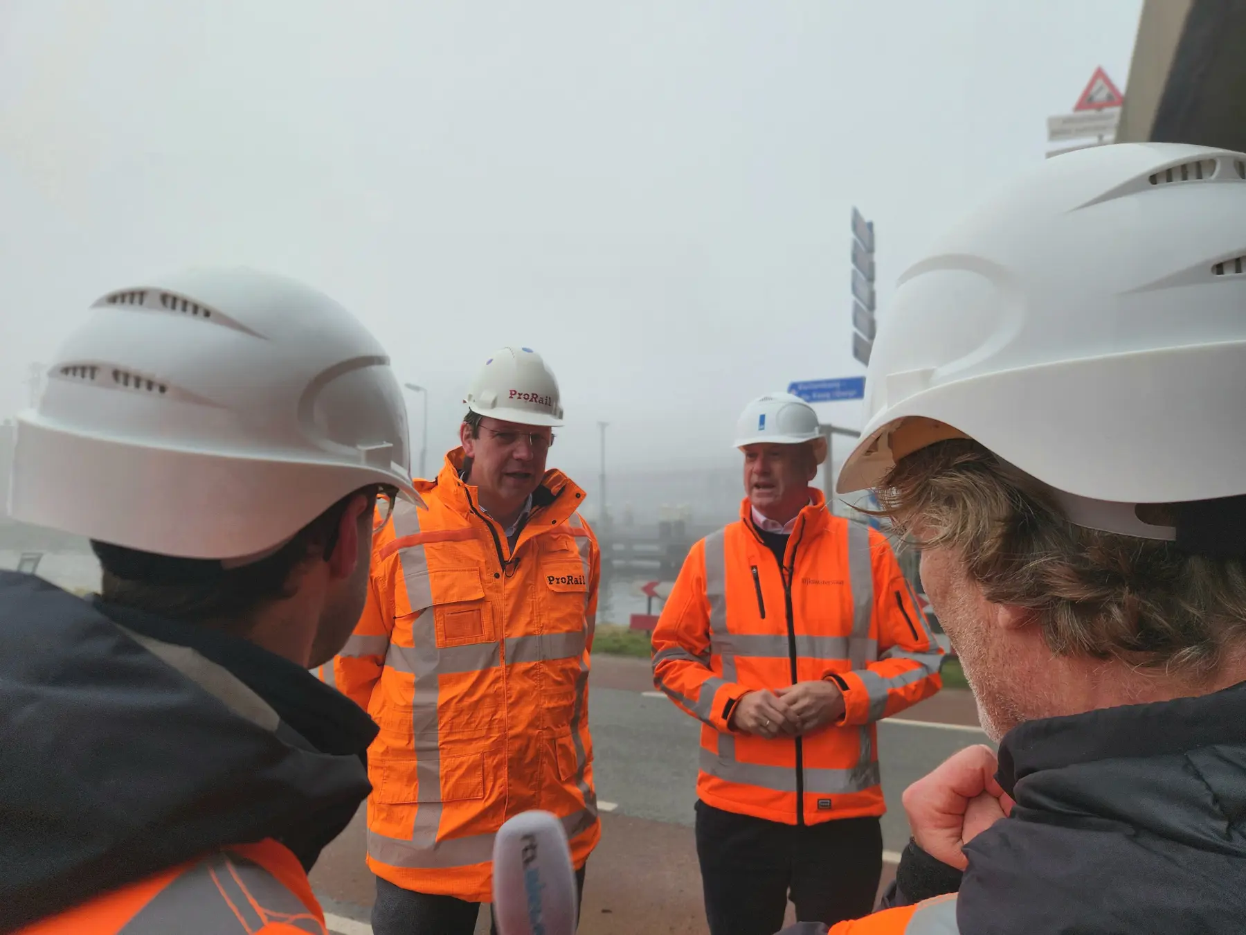 CEO ProRail John Voppen en topman van Rijkswaterstaat Martin Wijnen in gesprek met journalisten over de staat van de infrastructuur