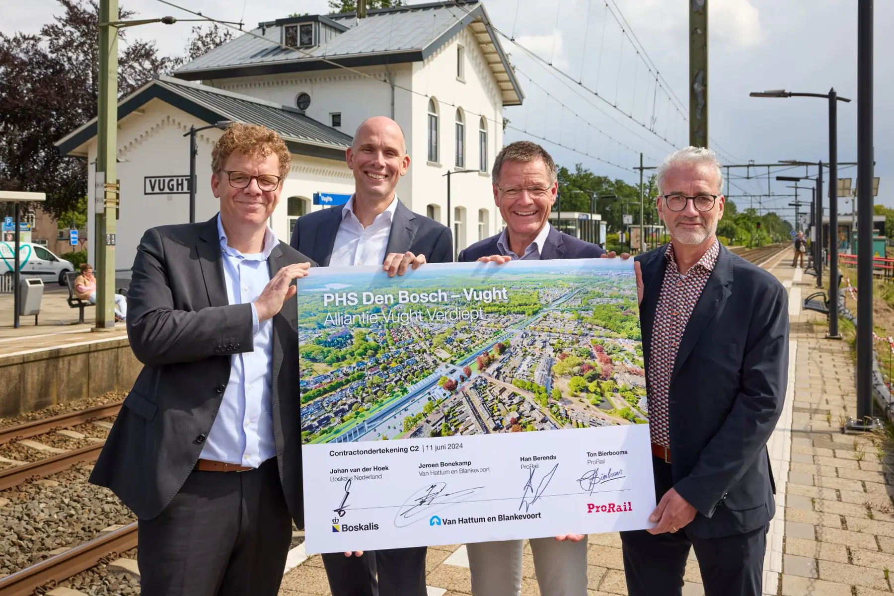Aannemers houden bord met handtekeningen vast