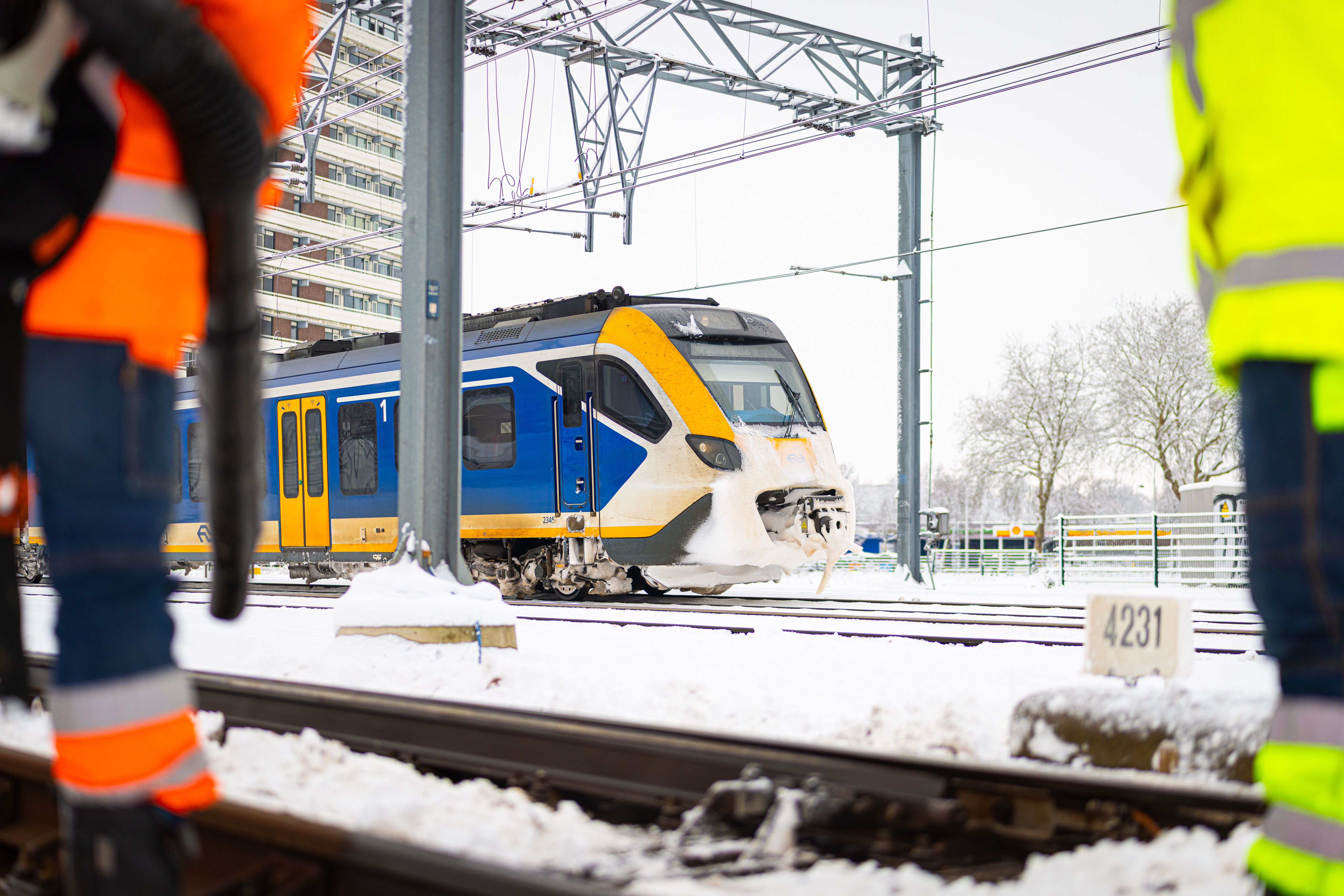 Een besneeuwde trein in Zwolle