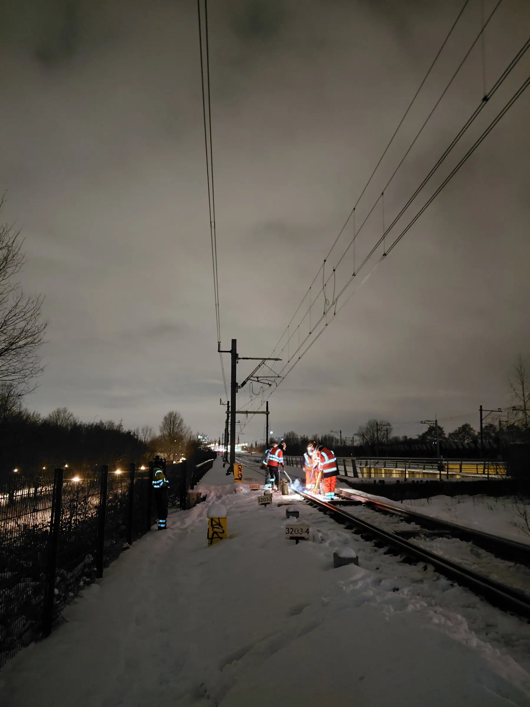Storingsploeg van Strukton aan het werk in de nacht