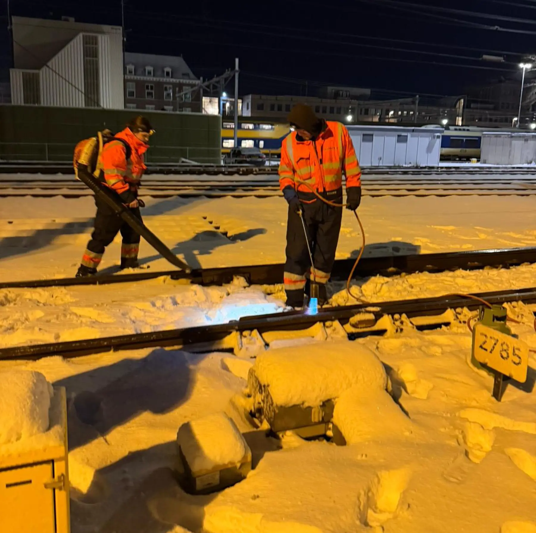 Nachtelijk herstelwerk in de sneeuw