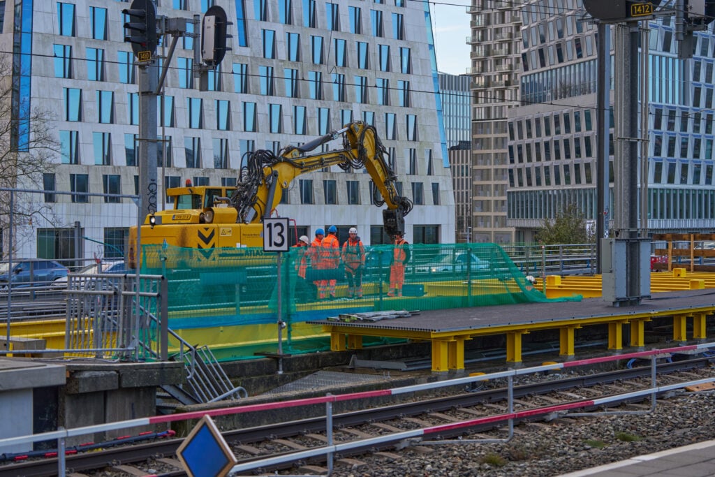 De bouw van de perronverlenging tot boven de Parnassusweg – beeld Marcel Steinbach