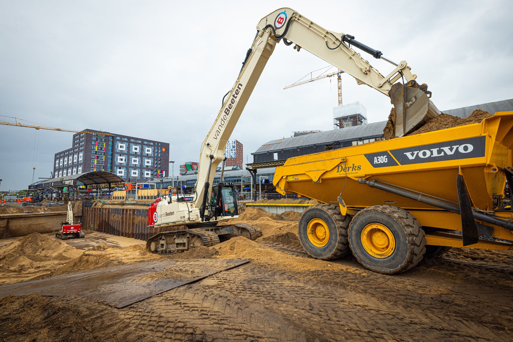 Graafwerkzaamheden met op de achtergrond de ‘berliner wand’