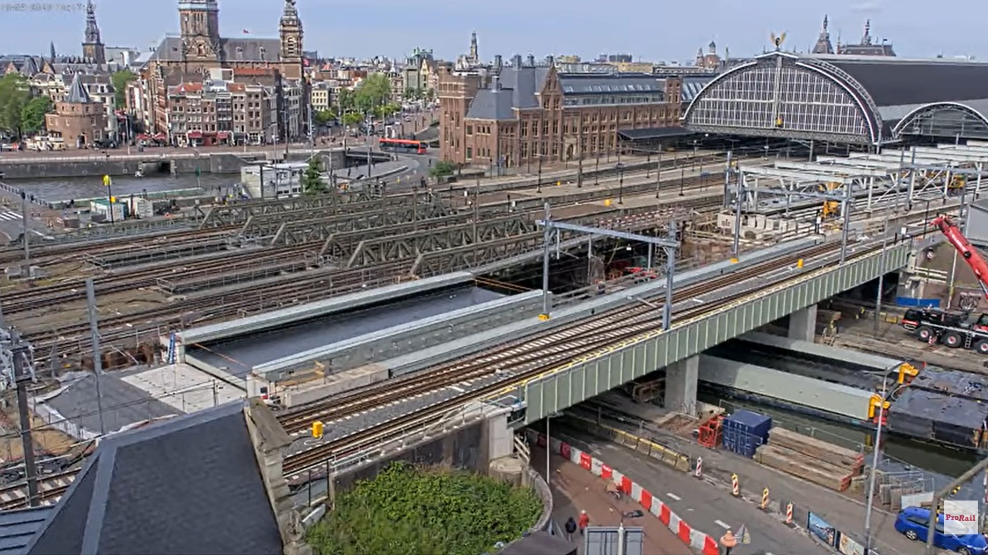 Eerste brugdeel geplaatst bij Oostertoegang Amsterdam Centraal