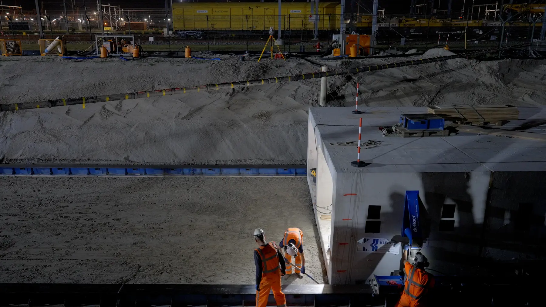 De complete tunnelconstructie wordt ingeschoven door middel van een hydraulisch systeem