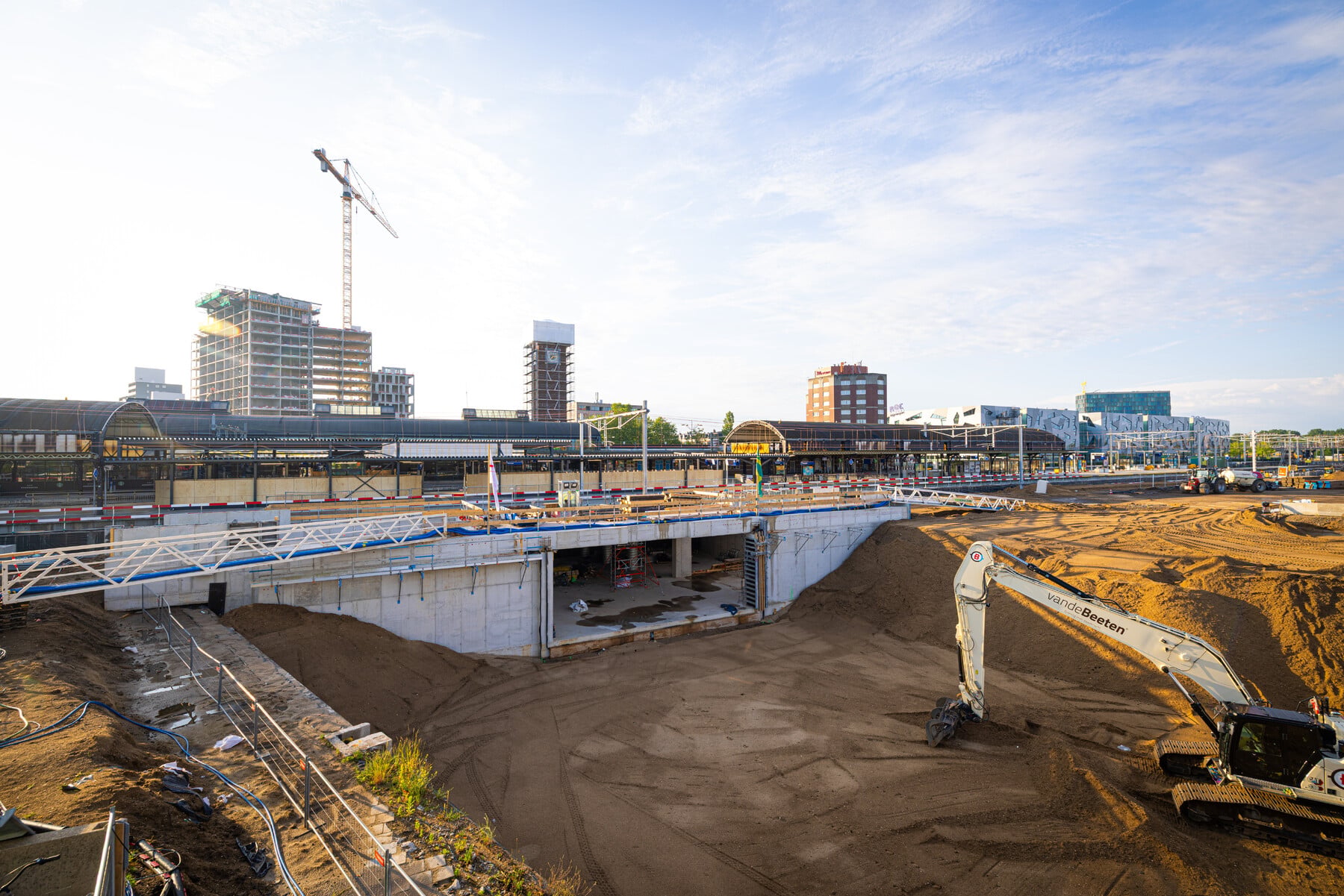 Het eerste deel van de nieuwe reizigerstunnel ligt op zijn plek