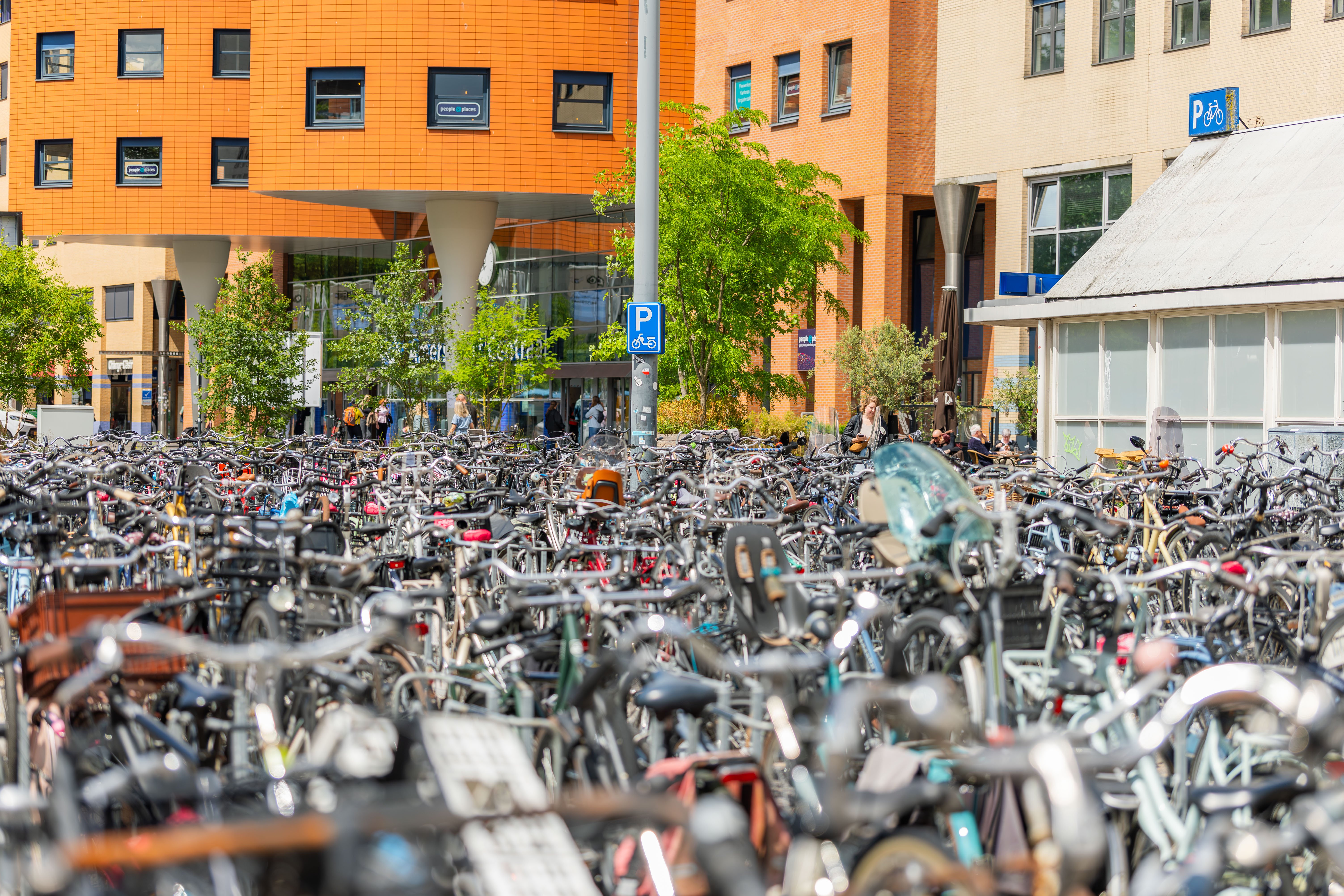 Reizigers kunnen hun fiets sinds begin dit jaar weer op het Stationsplein kwijt, maar die ruimte is beperkt
