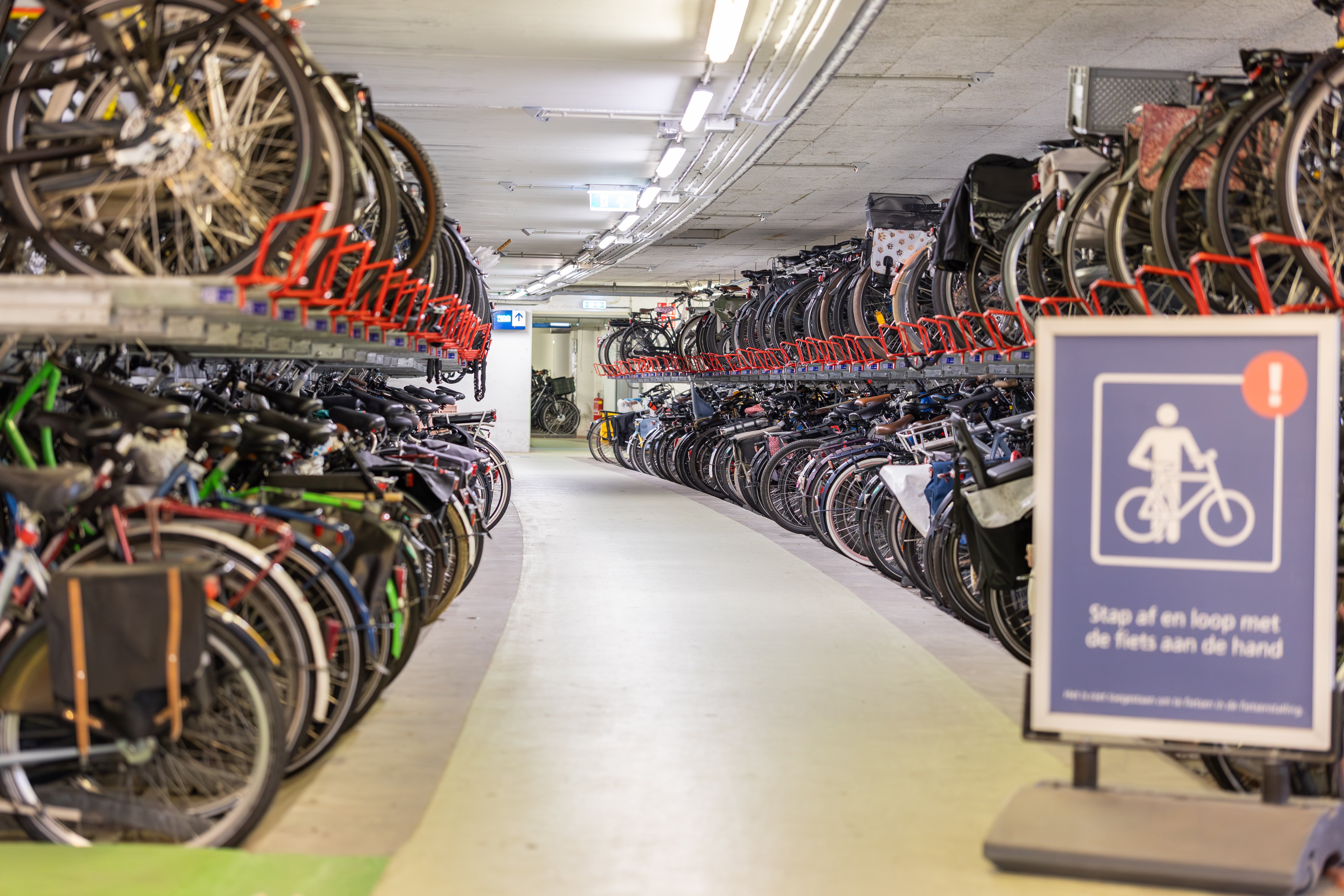 Eerst renoveren we de bestaande stalling onder de stationshal