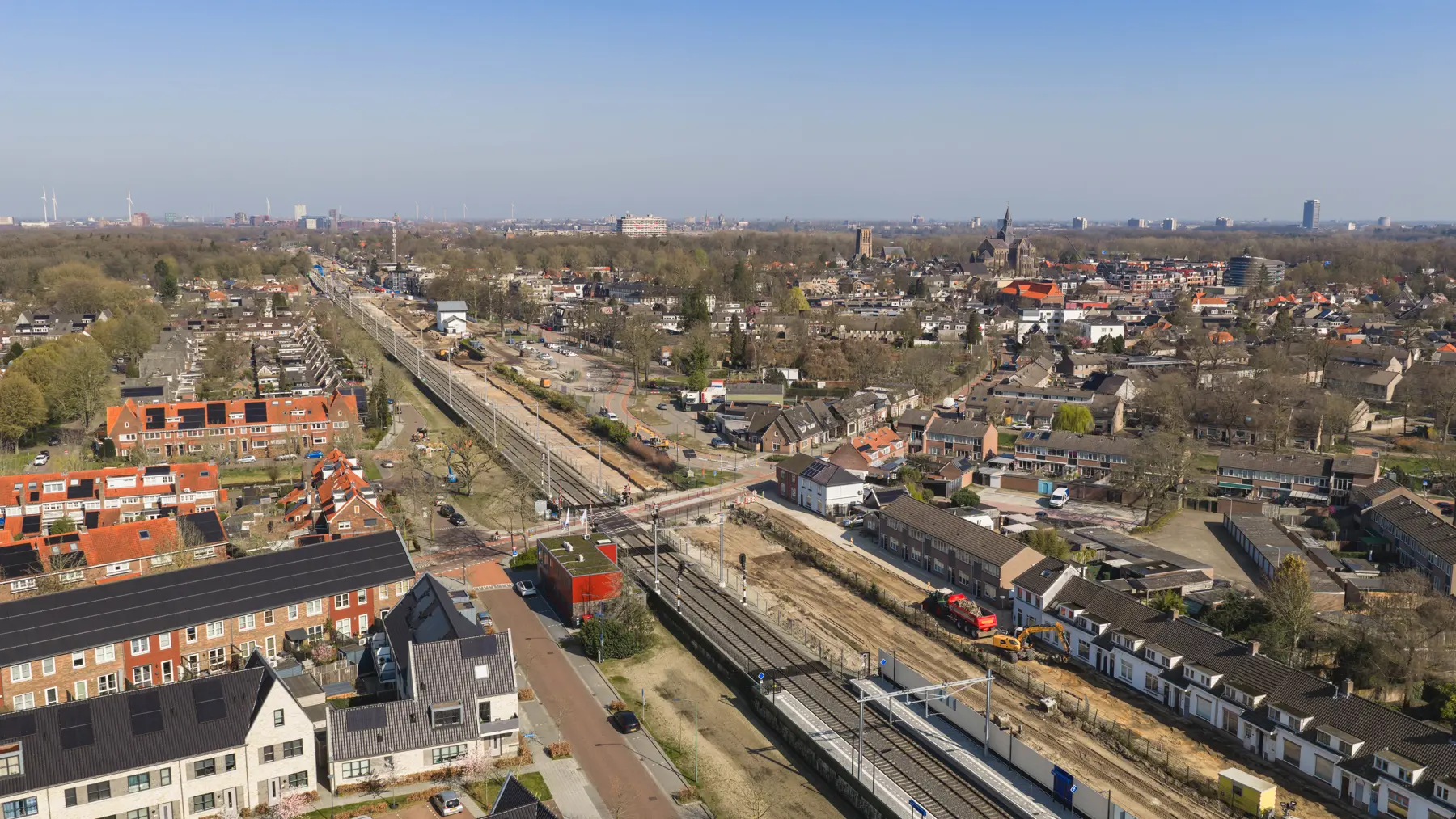 Het spoor door Vught met op de voorgrond de perrons van het tijdelijk station - Bertels-Fotografie