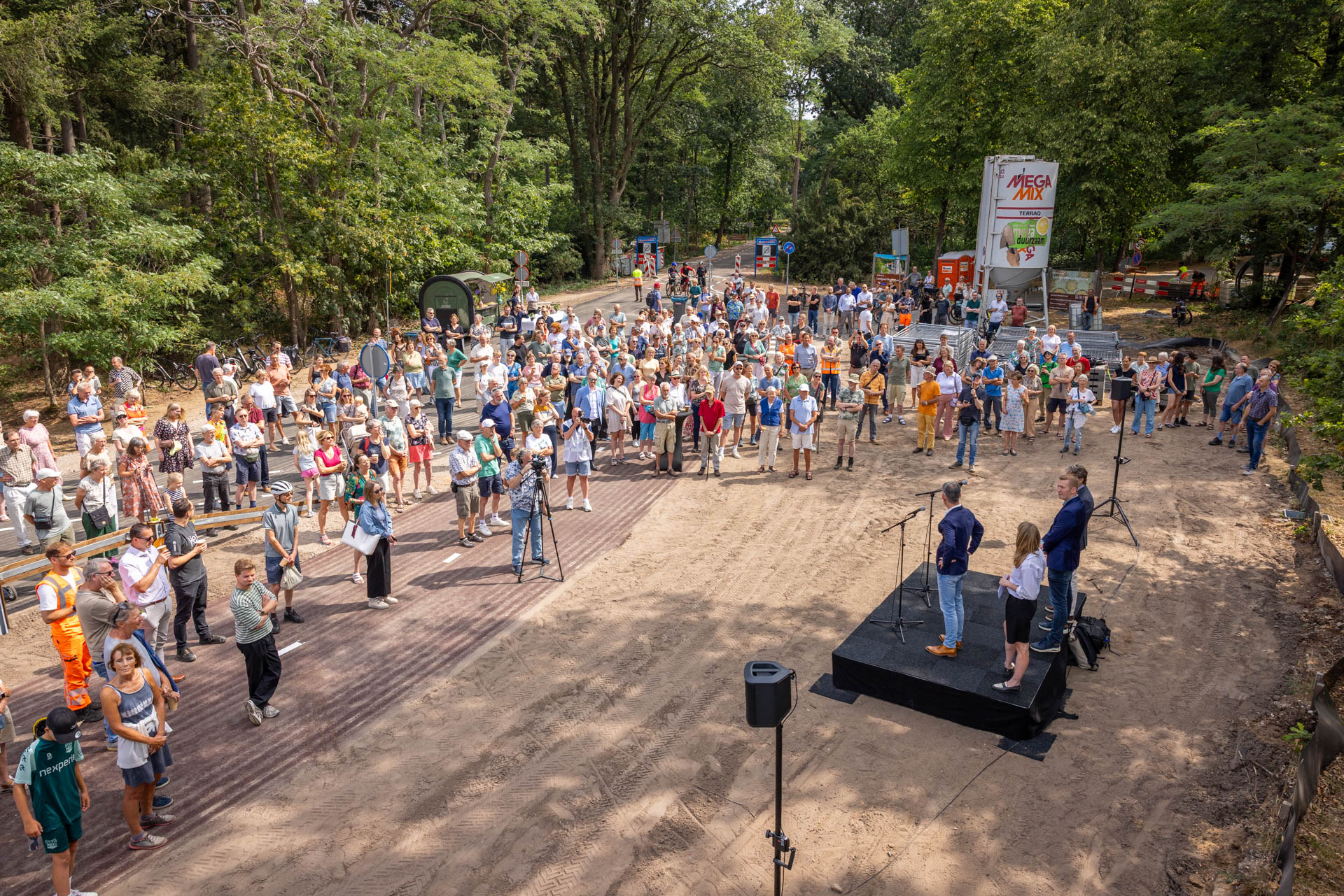 En de nieuwe brug is weer open (fotograaf: André Sprong)