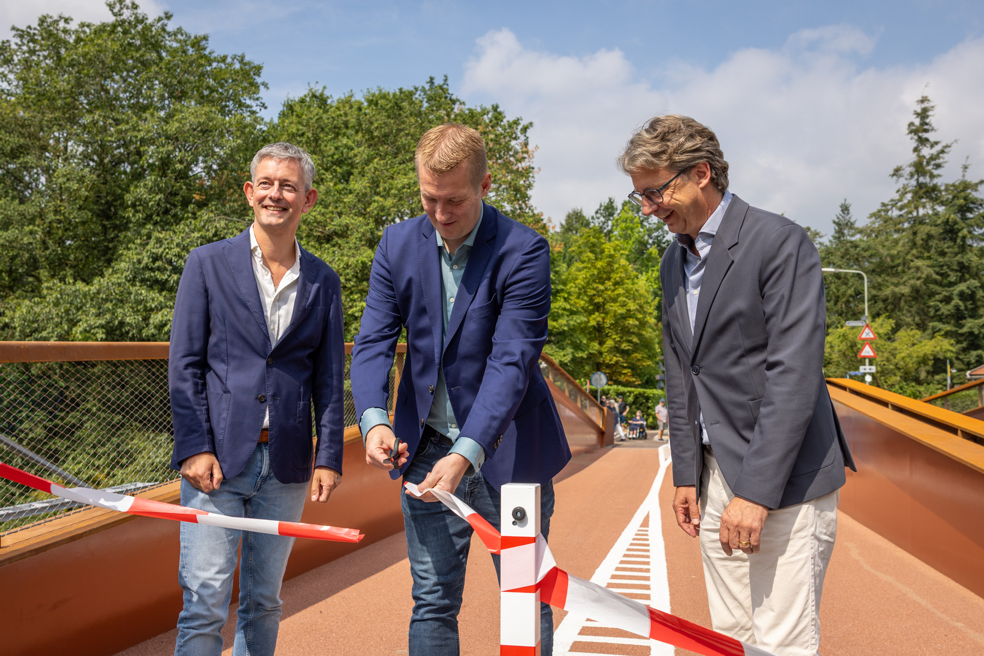 En de nieuwe brug is weer open (fotograaf: André Sprong)