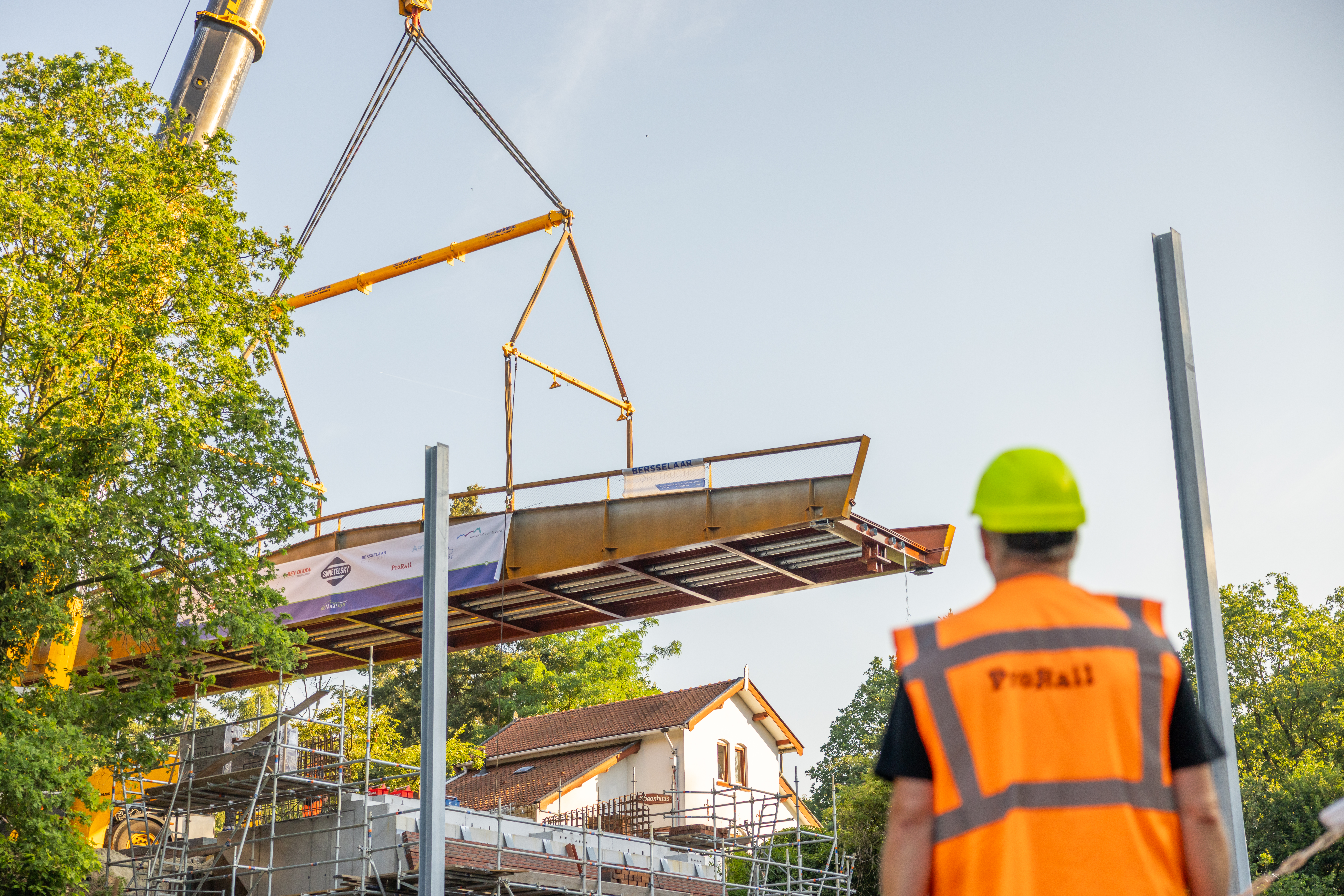De twee nieuwe bruggen zijn zorgvuldig op hun plek gehesen (fotograaf: André Sprong)