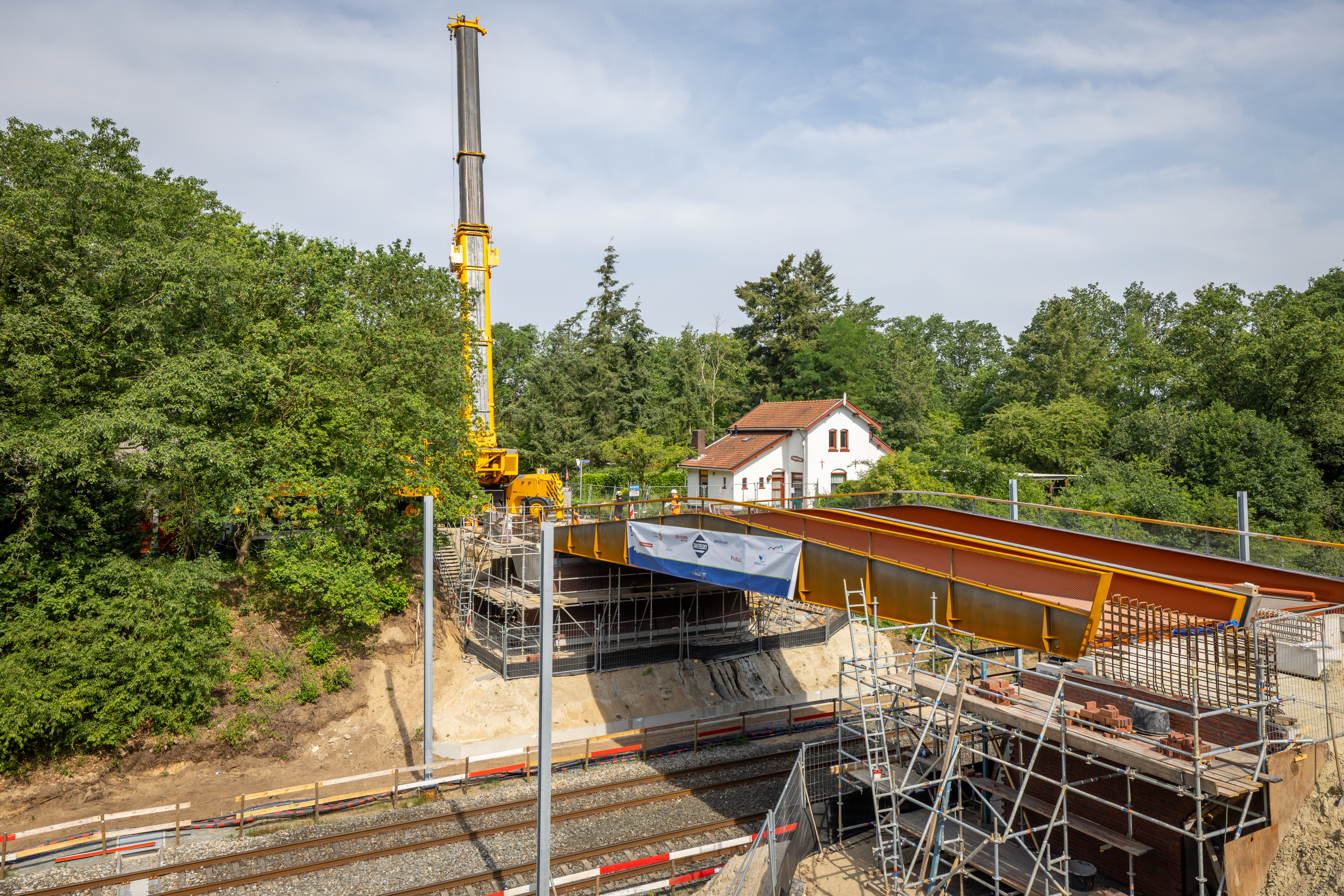 De twee nieuwe bruggen zijn zorgvuldig op hun plek gehesen (fotograaf: André Sprong)