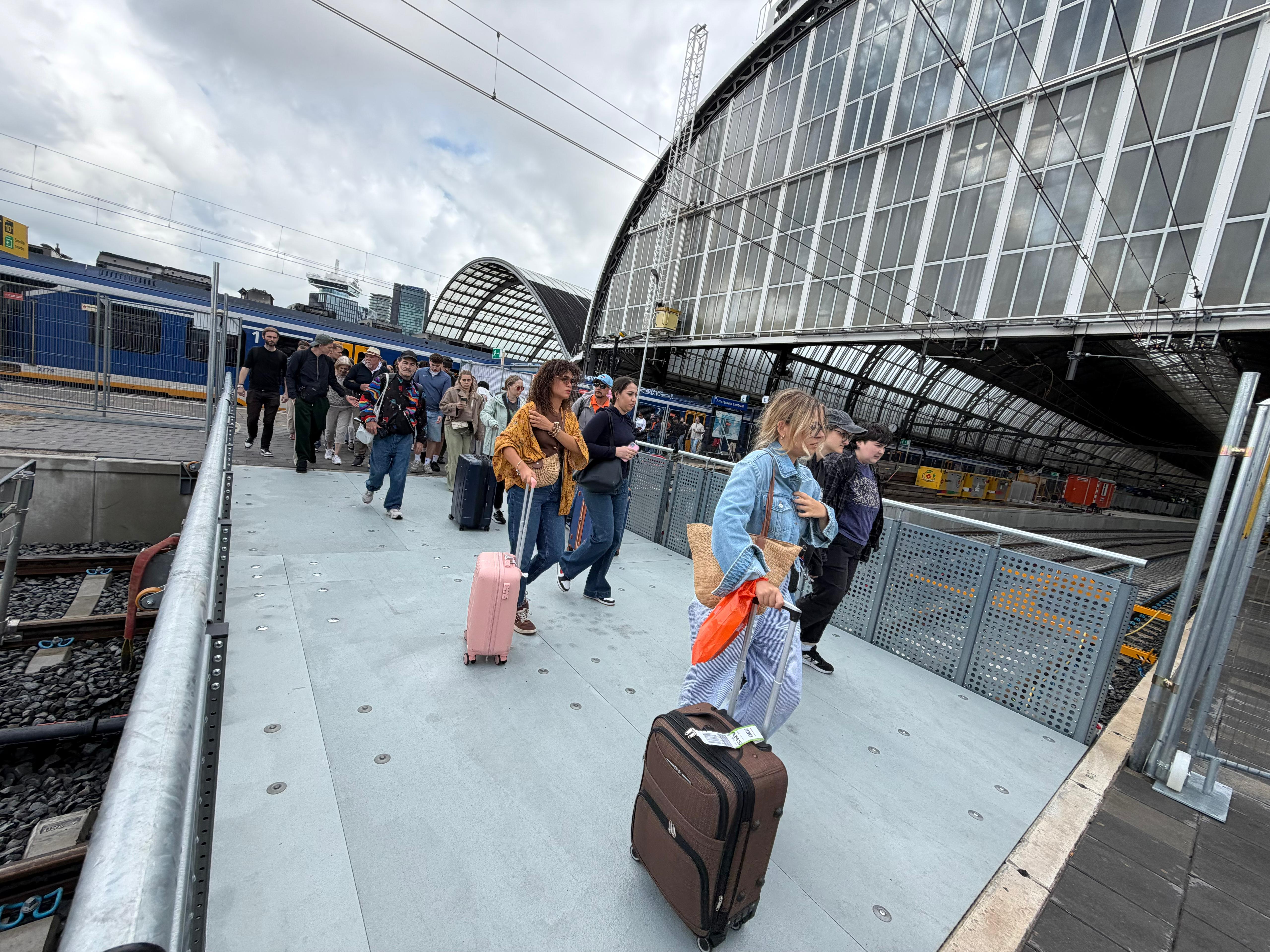 Mobiele loopbrug Amsterdam Centraal zorgt voor afwijkende looproutes