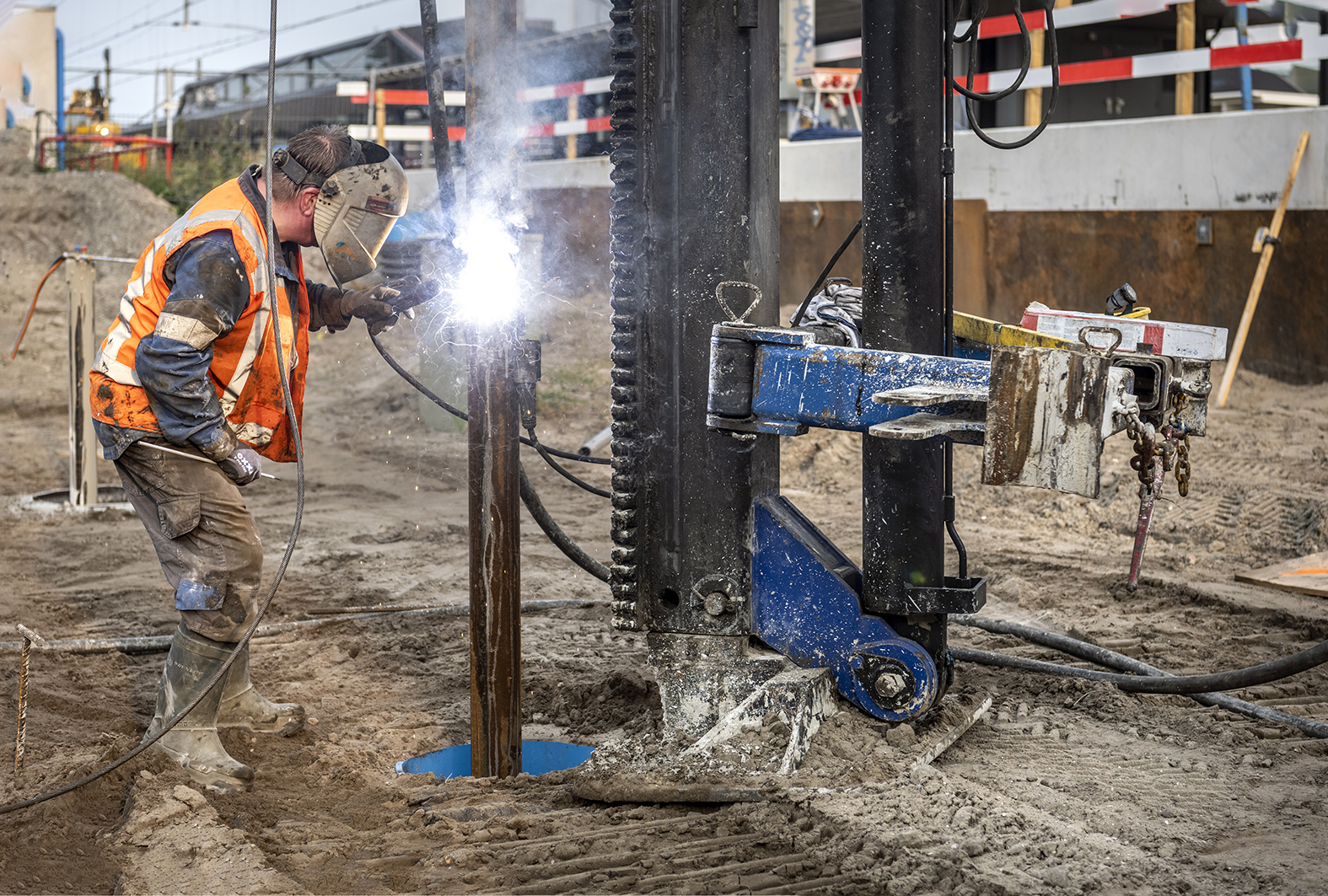 Aan elkaar lassen twee paalelementen