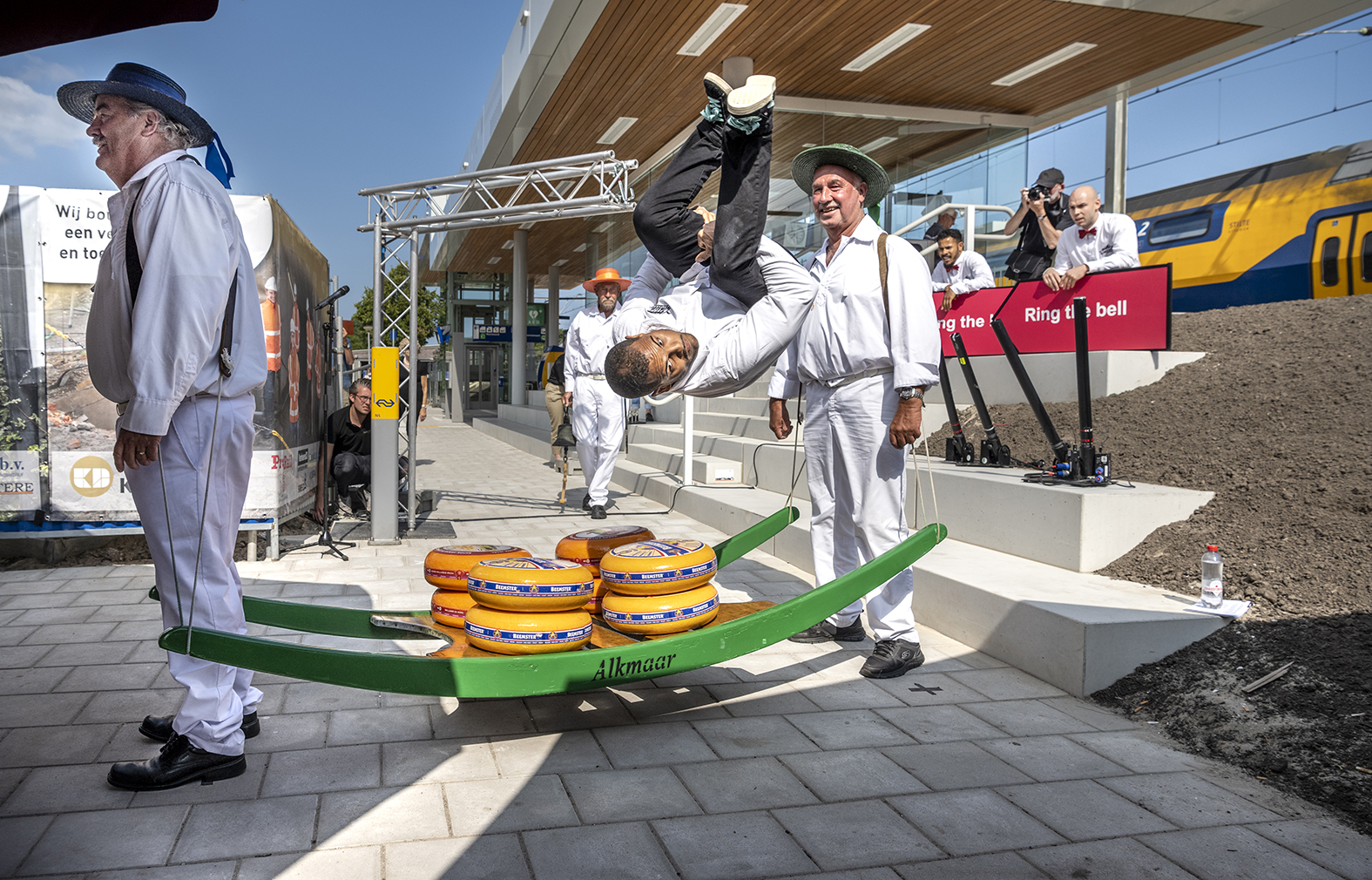 Traditionele kaasdragers en acrobatiek tijdens de opening 