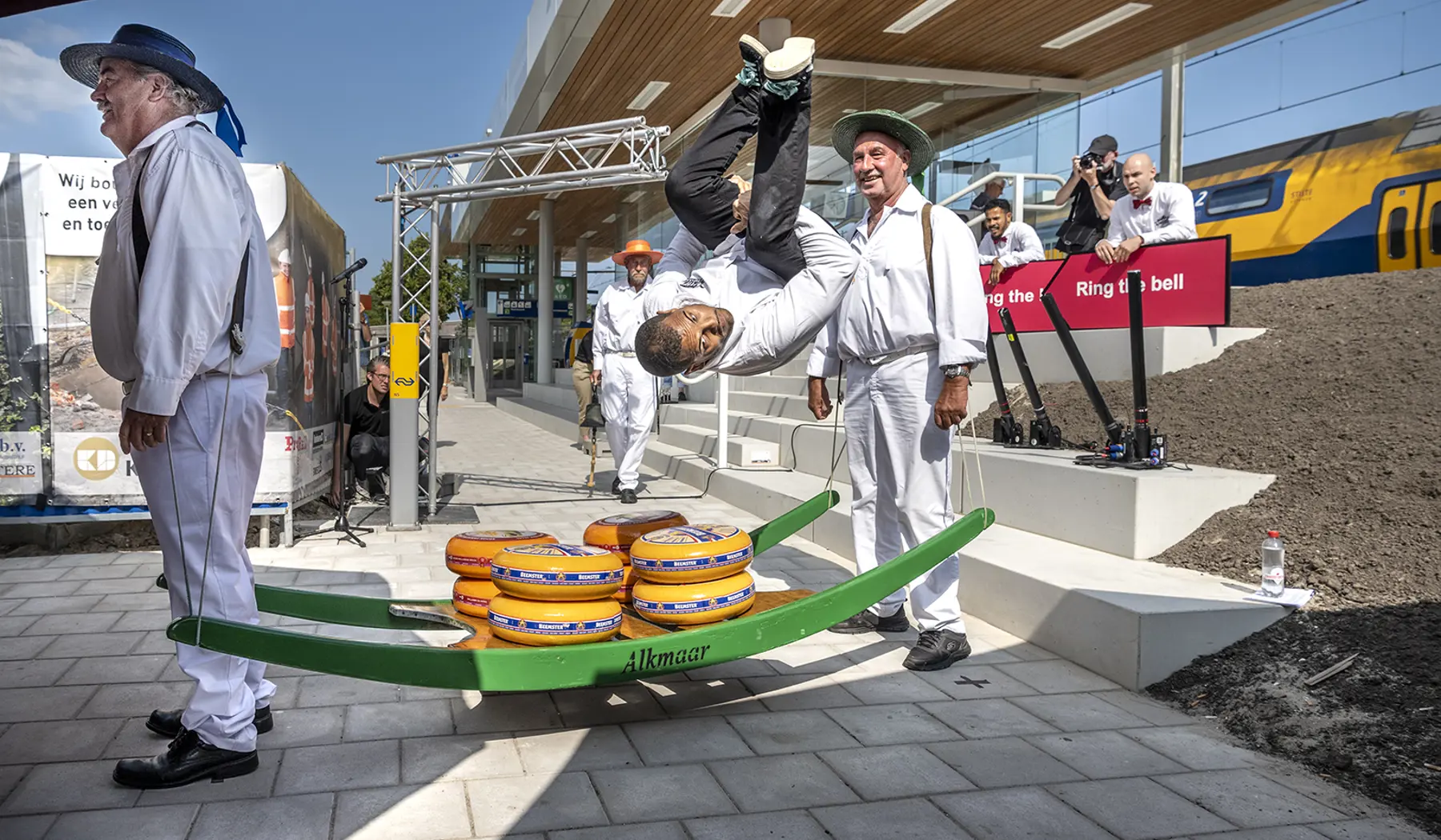 Traditionele kaasdragers en acrobatiek tijdens de opening