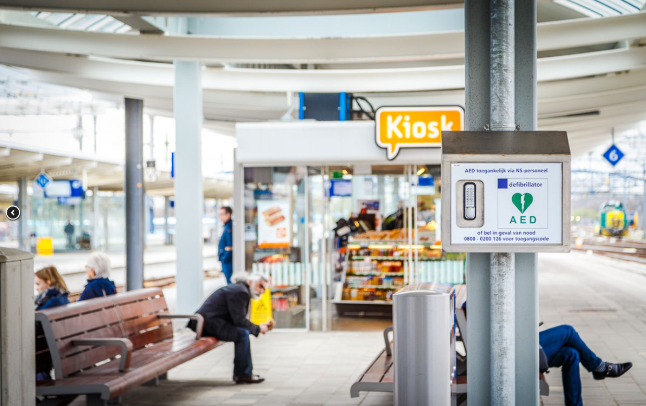 Een AED op een drukke plek op het perron