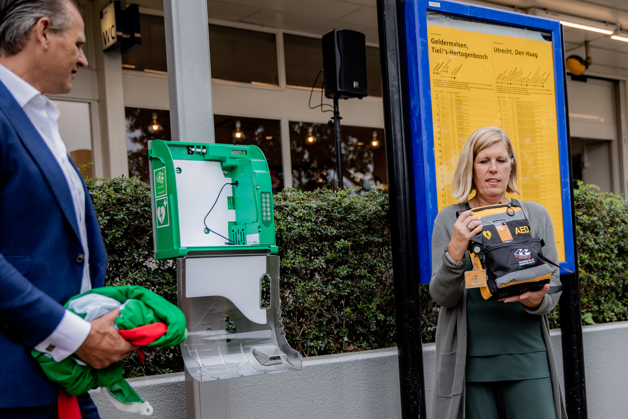 Ans Rietstra, COO bij ProRail, plaatst de AED
