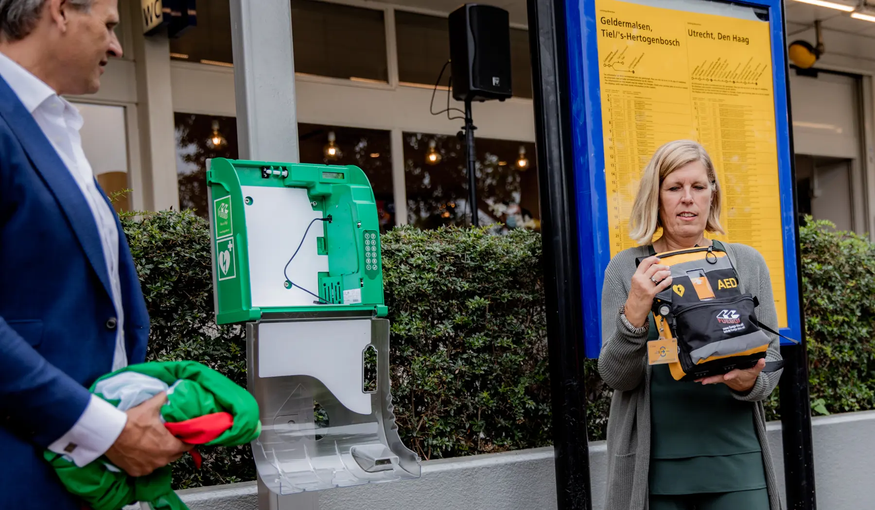 Ans Rietstra, COO bij ProRail, plaatst de AED