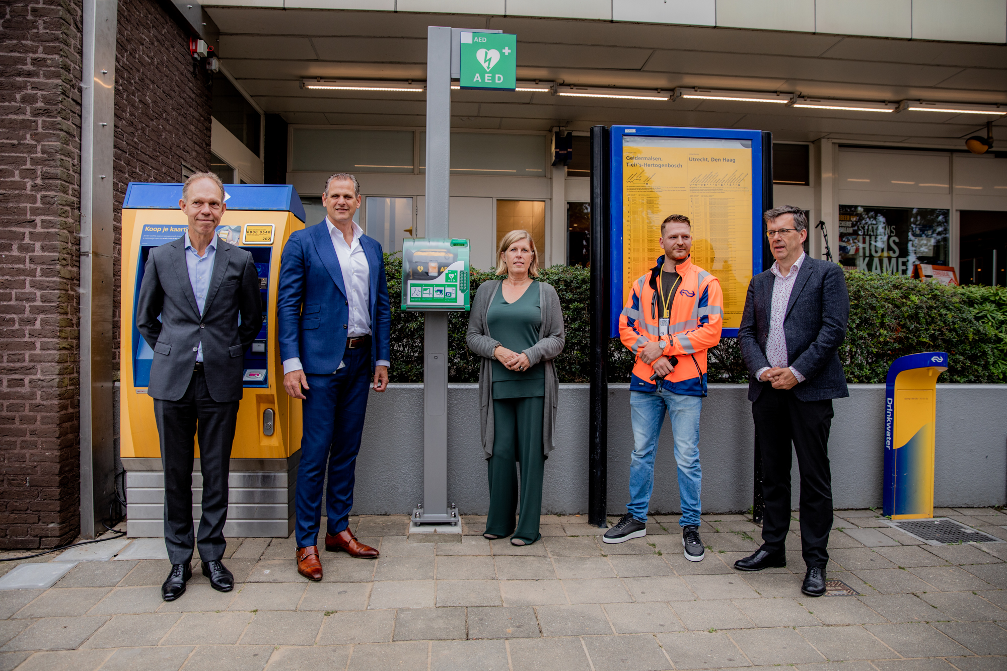De plaatsing van de AED in bijzijn van vertegenwoordigers van NS, ProRail en de Hartstichting